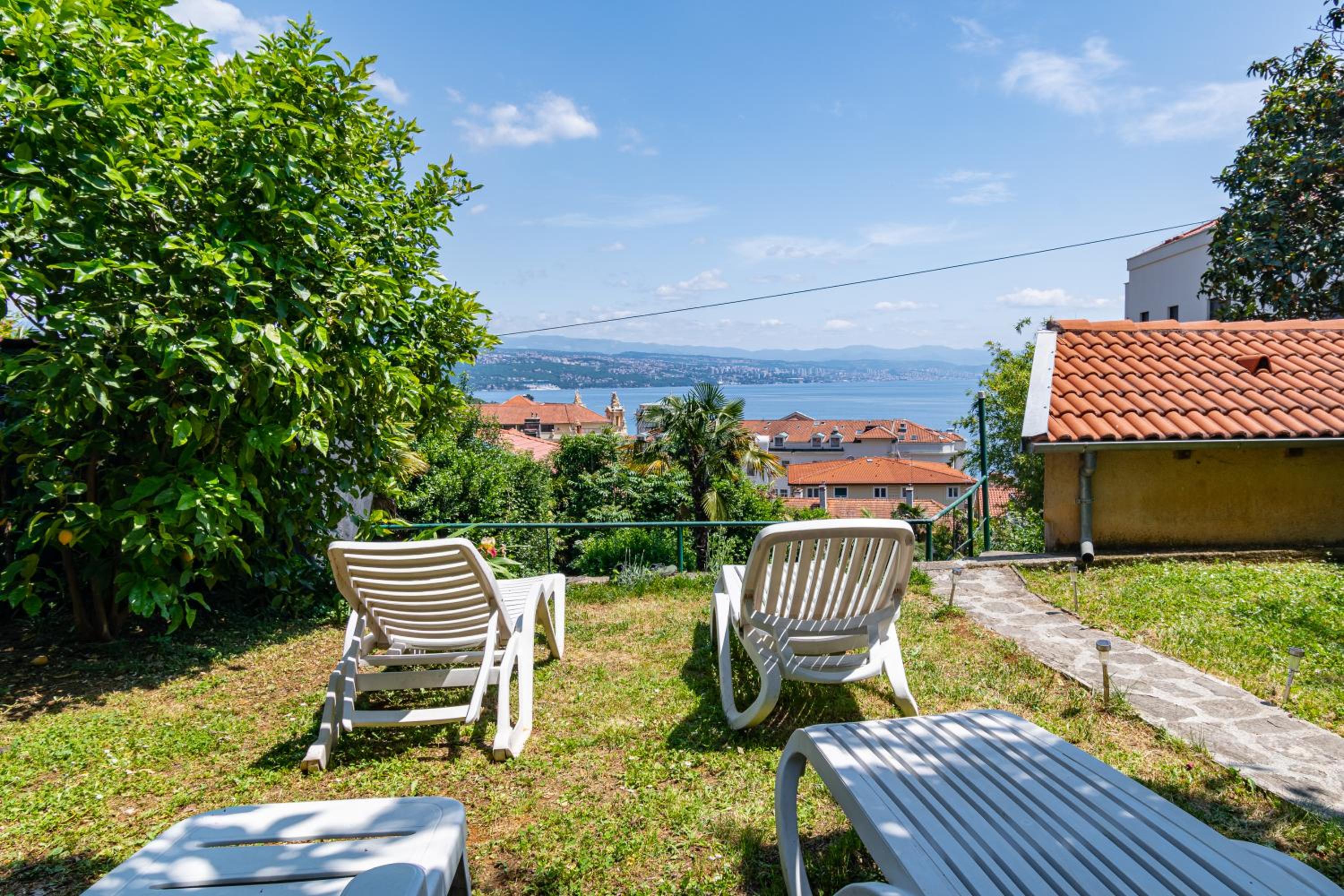 Holiday House Mima