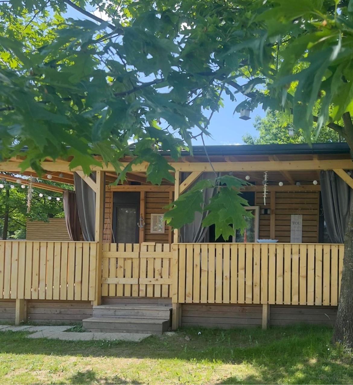 Mobilna hiška pogled na jezero