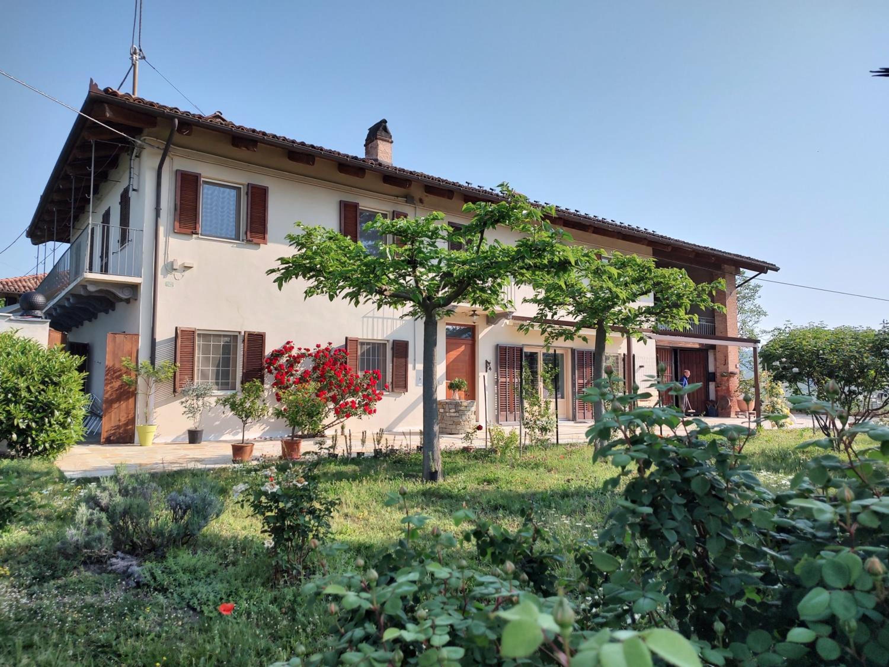 Riviera delle Langhe Wine Country House with a Pool