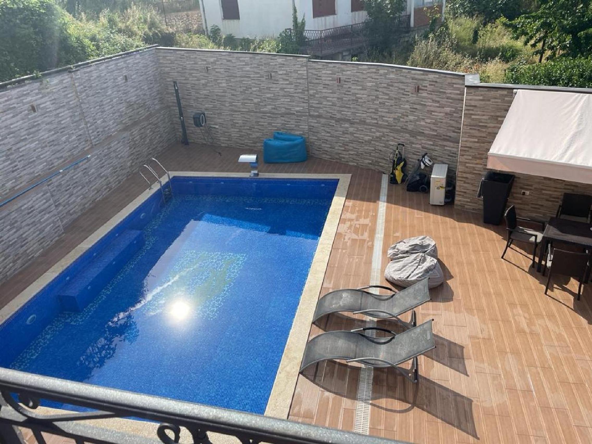 Lux Seky with Pool