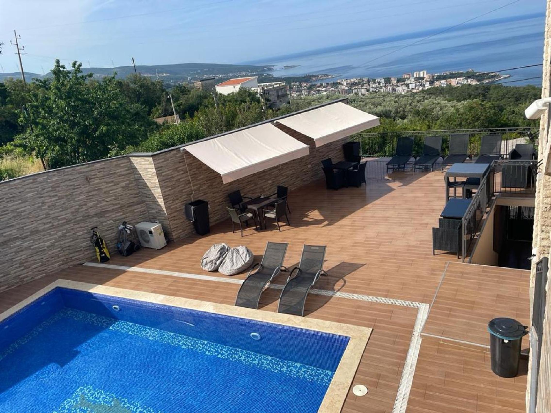 Lux Seky with Pool