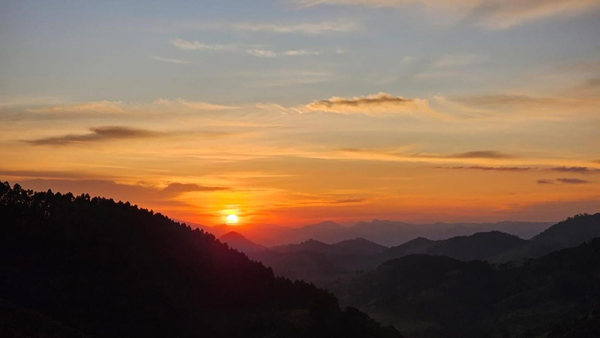 Casa ecológica na montanha com vista para o vale