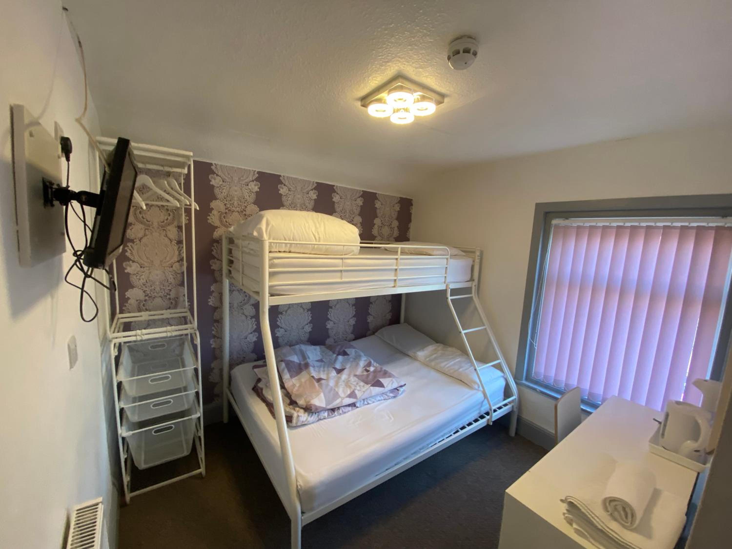 Arnies Hotel