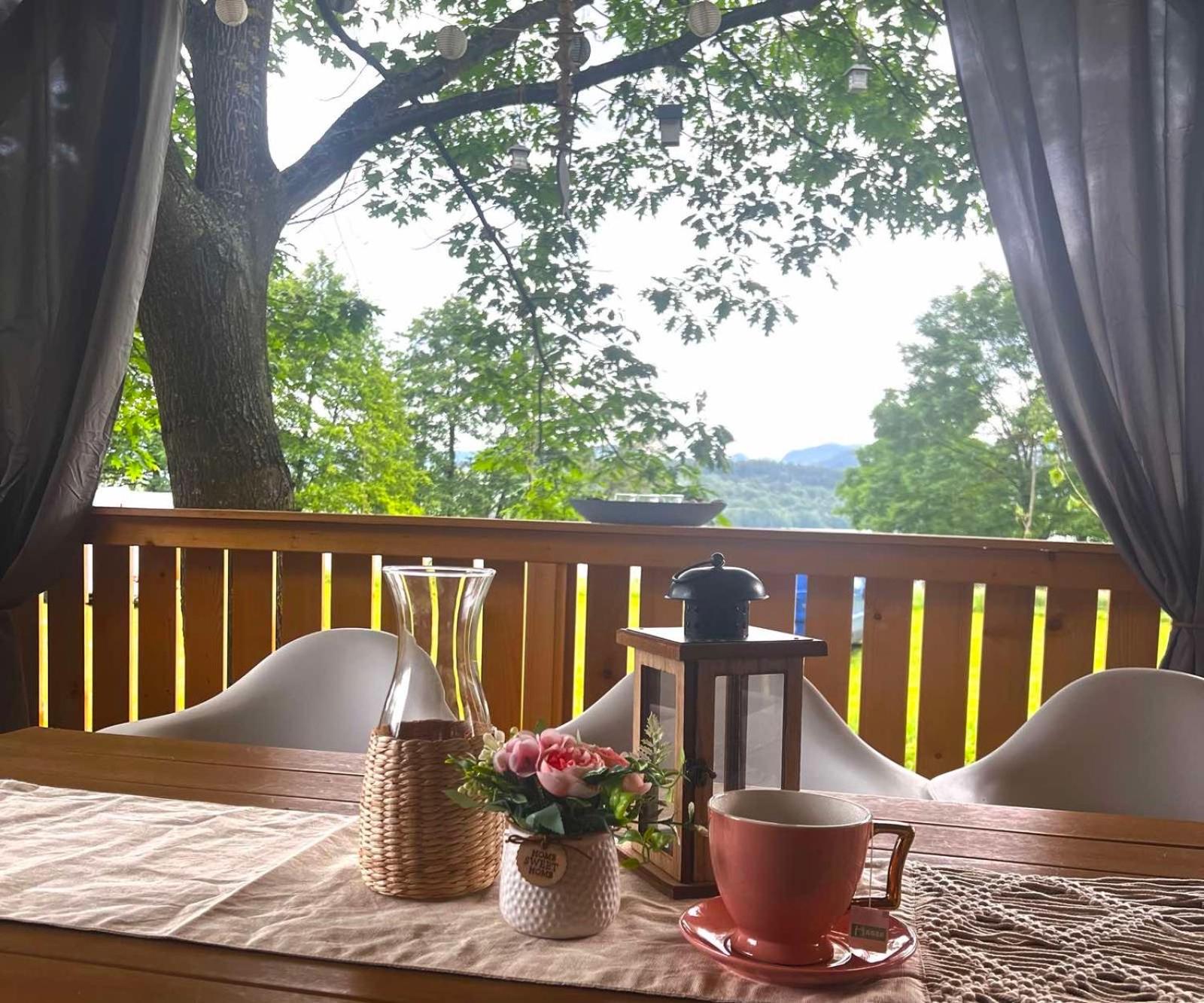 Mobilna hiška pogled na jezero