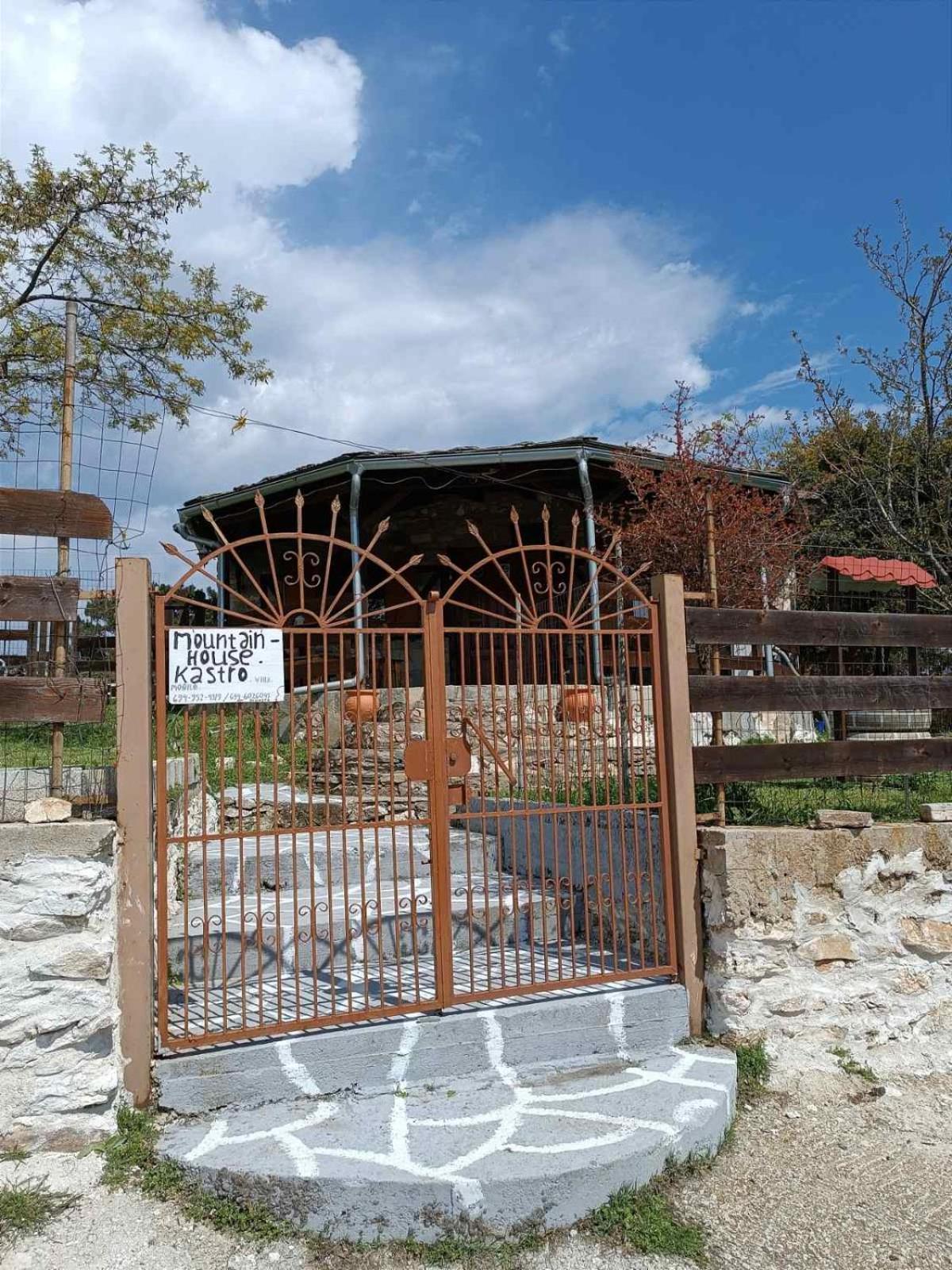 Mountain House Kastro