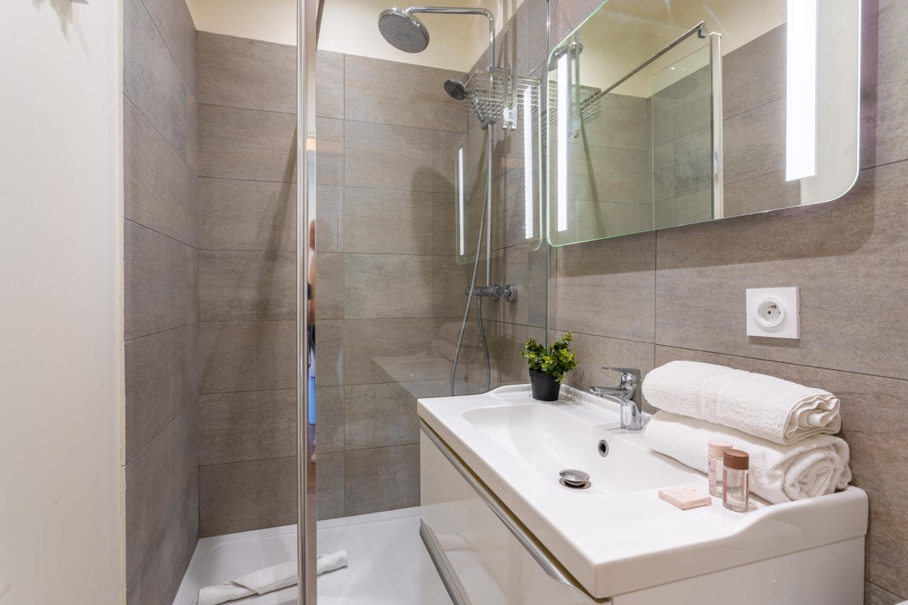LE ROSSINI AP4228 By Riviera Holiday Homes photo 5