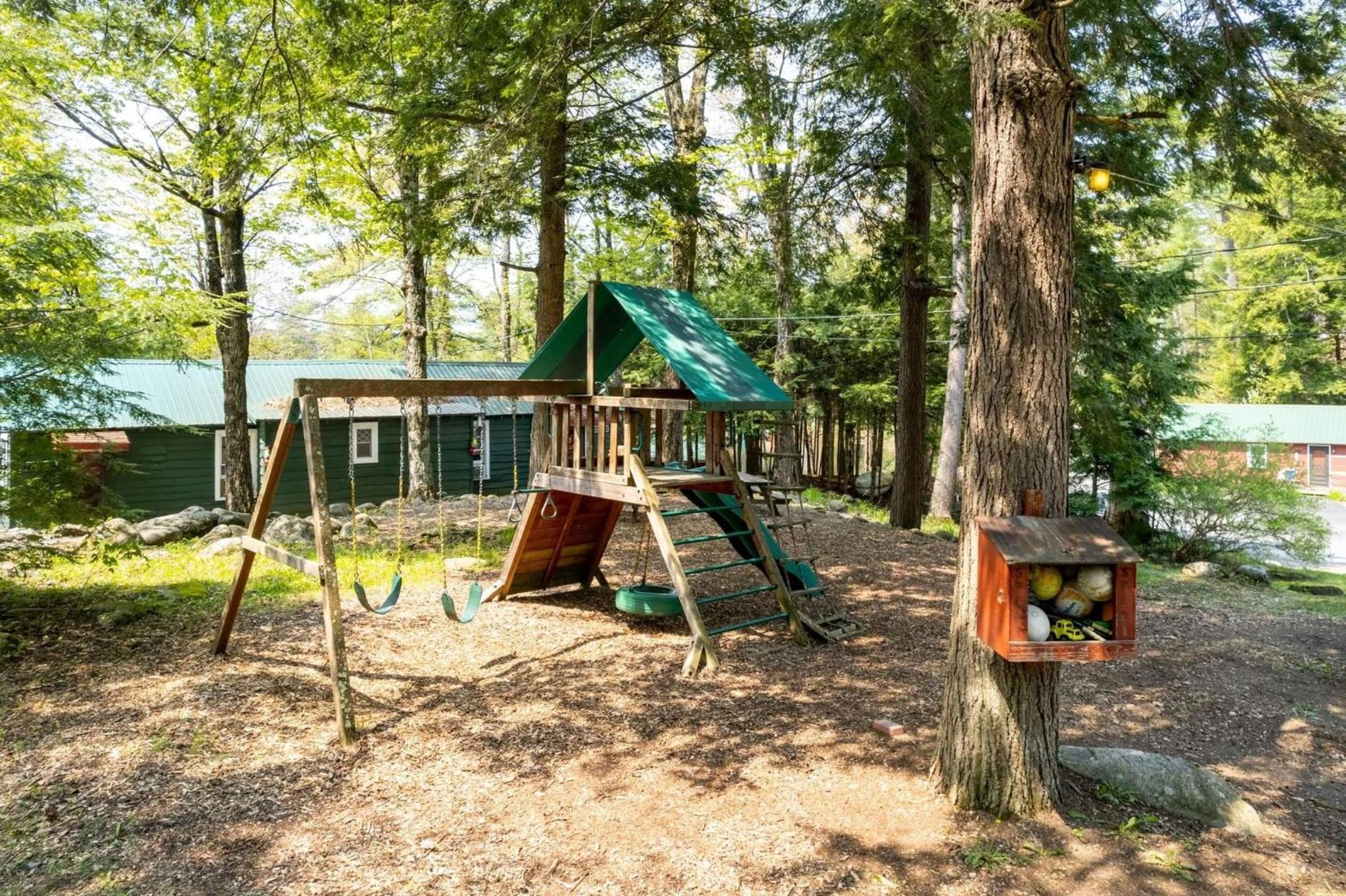 Hide-A-Way Waterfront Cottages