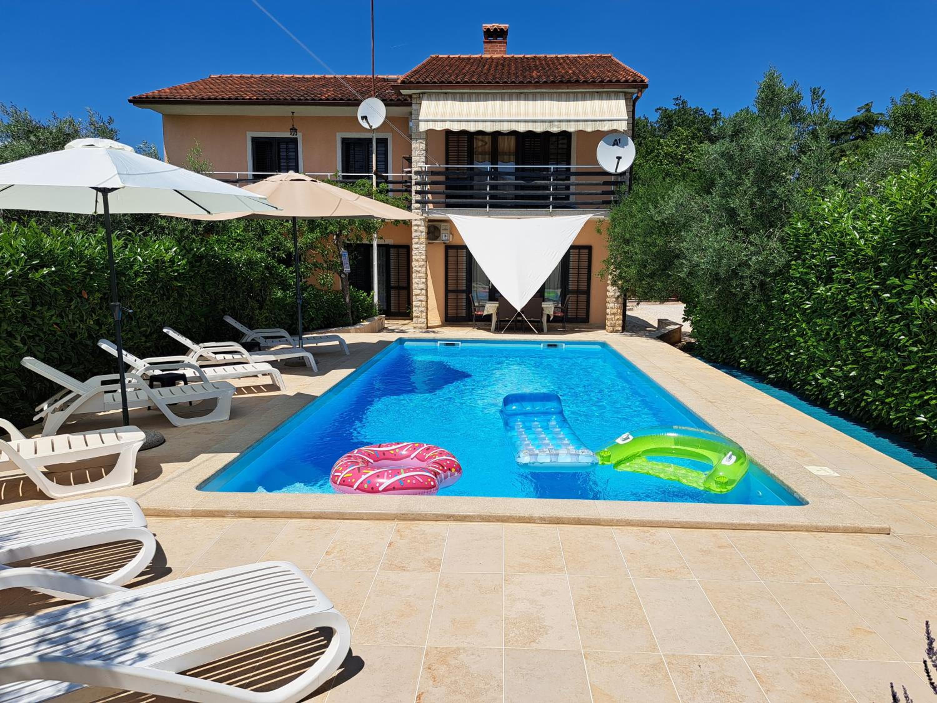 Spacious apartment in Pula for 6 persons and with a big swimming pool