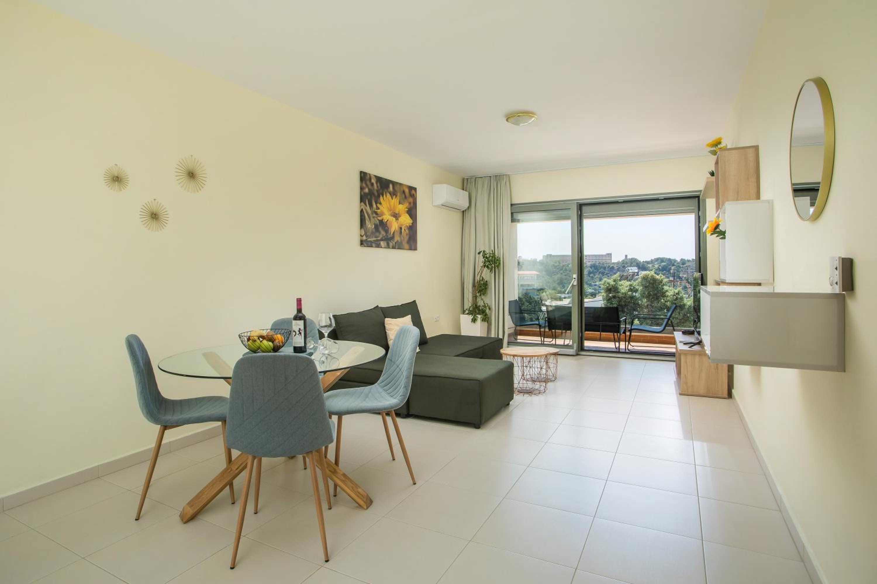 Eden Sunflower - Luxurious Apartment with Sea View view 5