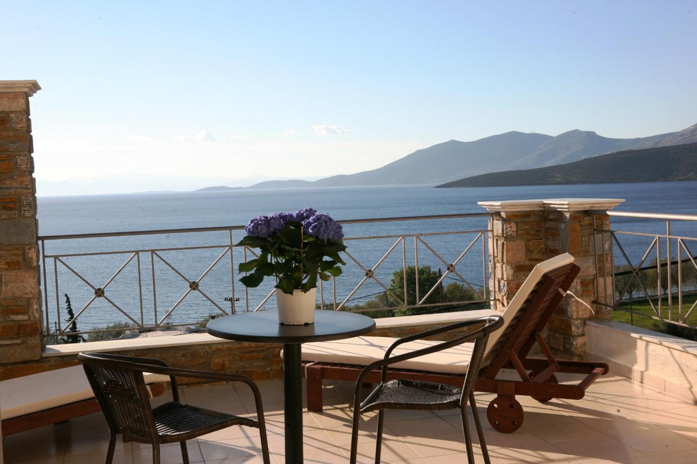 Thea Hotel - Studios & Suites