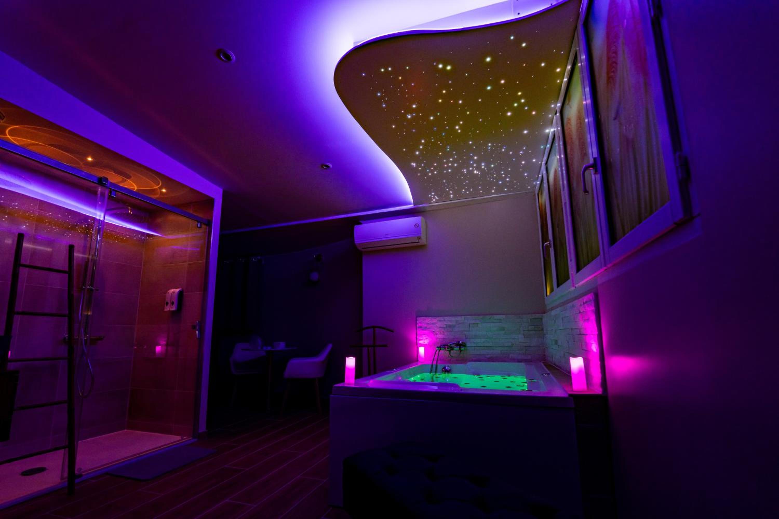 Studio romantique jacuzzi ou spa balneo privatif et jardin Au temps des cerises La Ciotat view 2