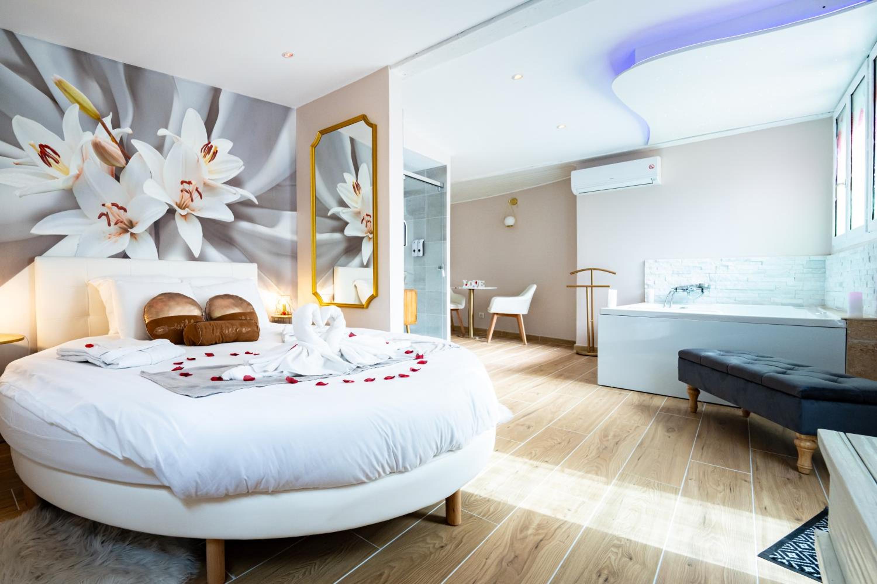 Studio romantique jacuzzi ou spa balneo privatif et jardin Au temps des cerises La Ciotat view 3