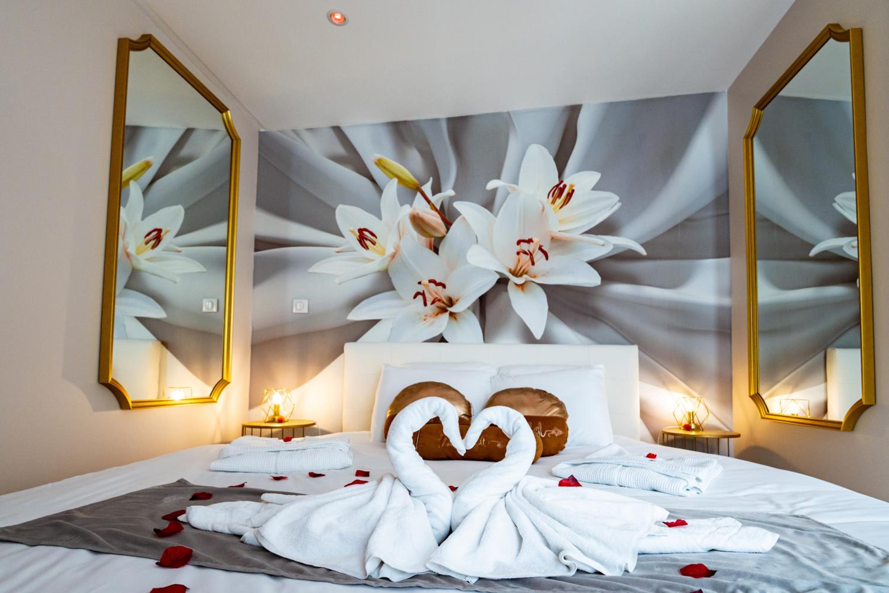 Studio romantique jacuzzi ou spa balneo privatif et jardin Au temps des cerises La Ciotat view 4