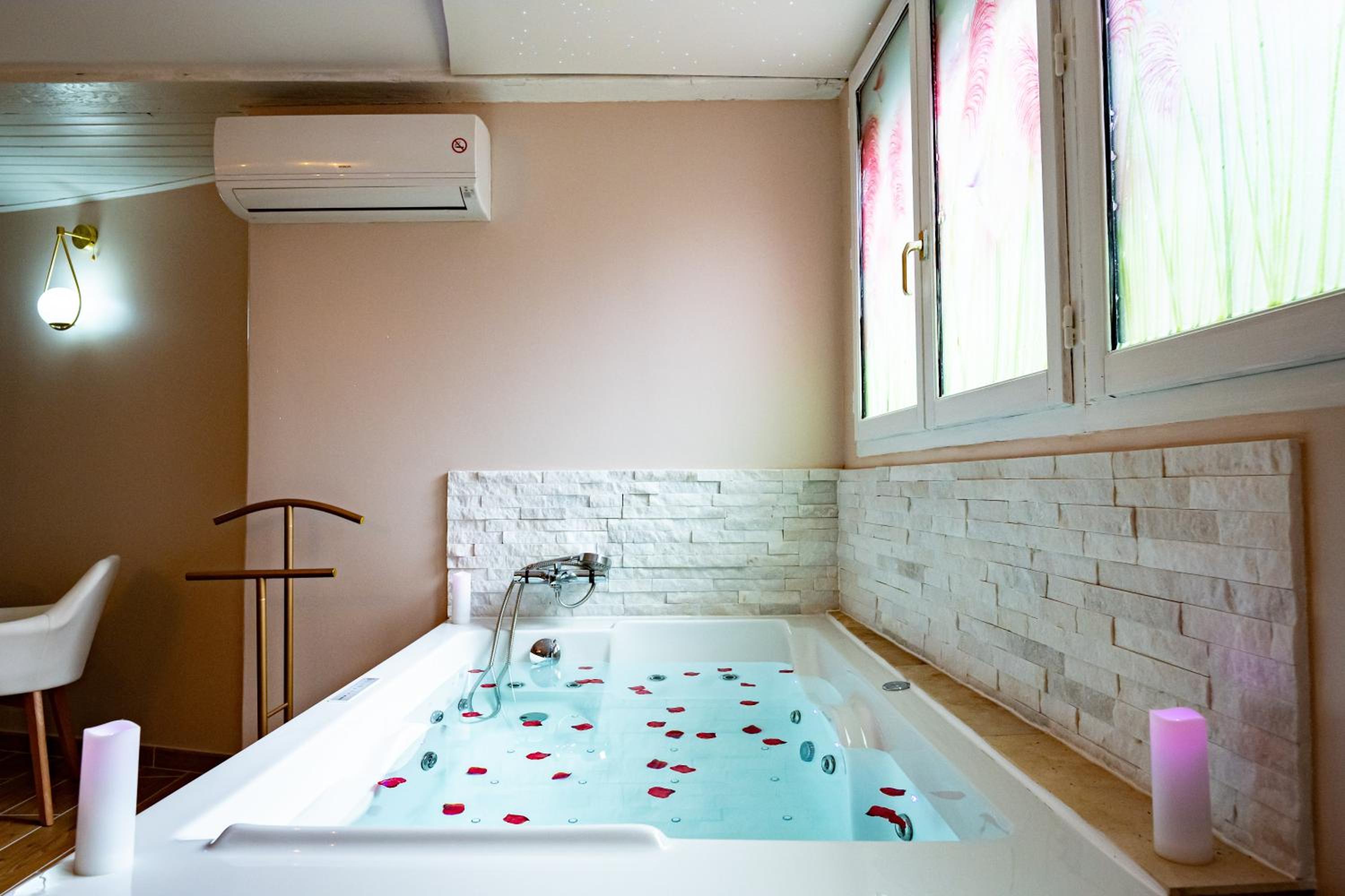 Studio romantique jacuzzi ou spa balneo privatif et jardin Au temps des cerises La Ciotat view 5