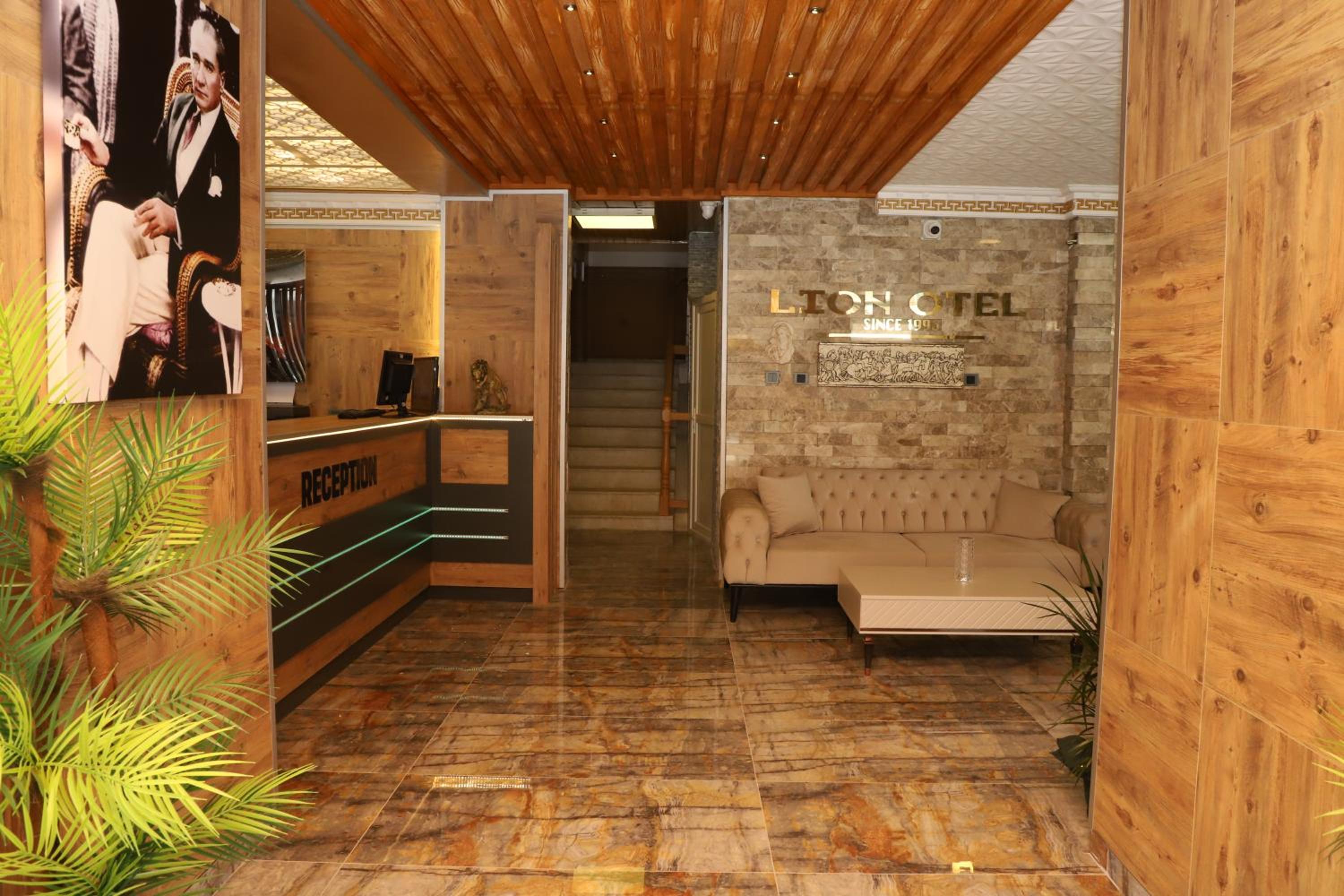 Hotel Lion Hotel - Image 1