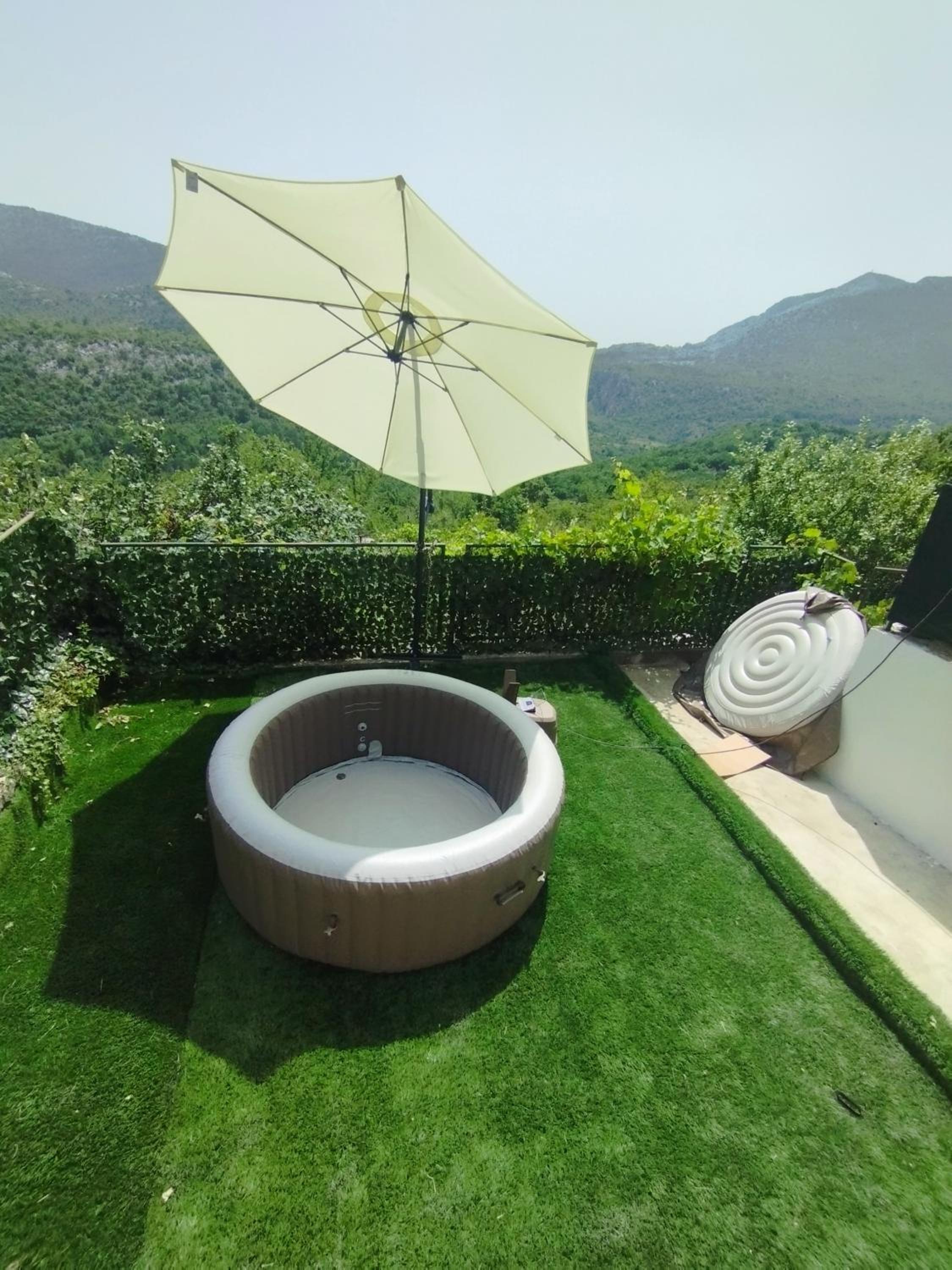 Holiday Home Carević jacuzzi