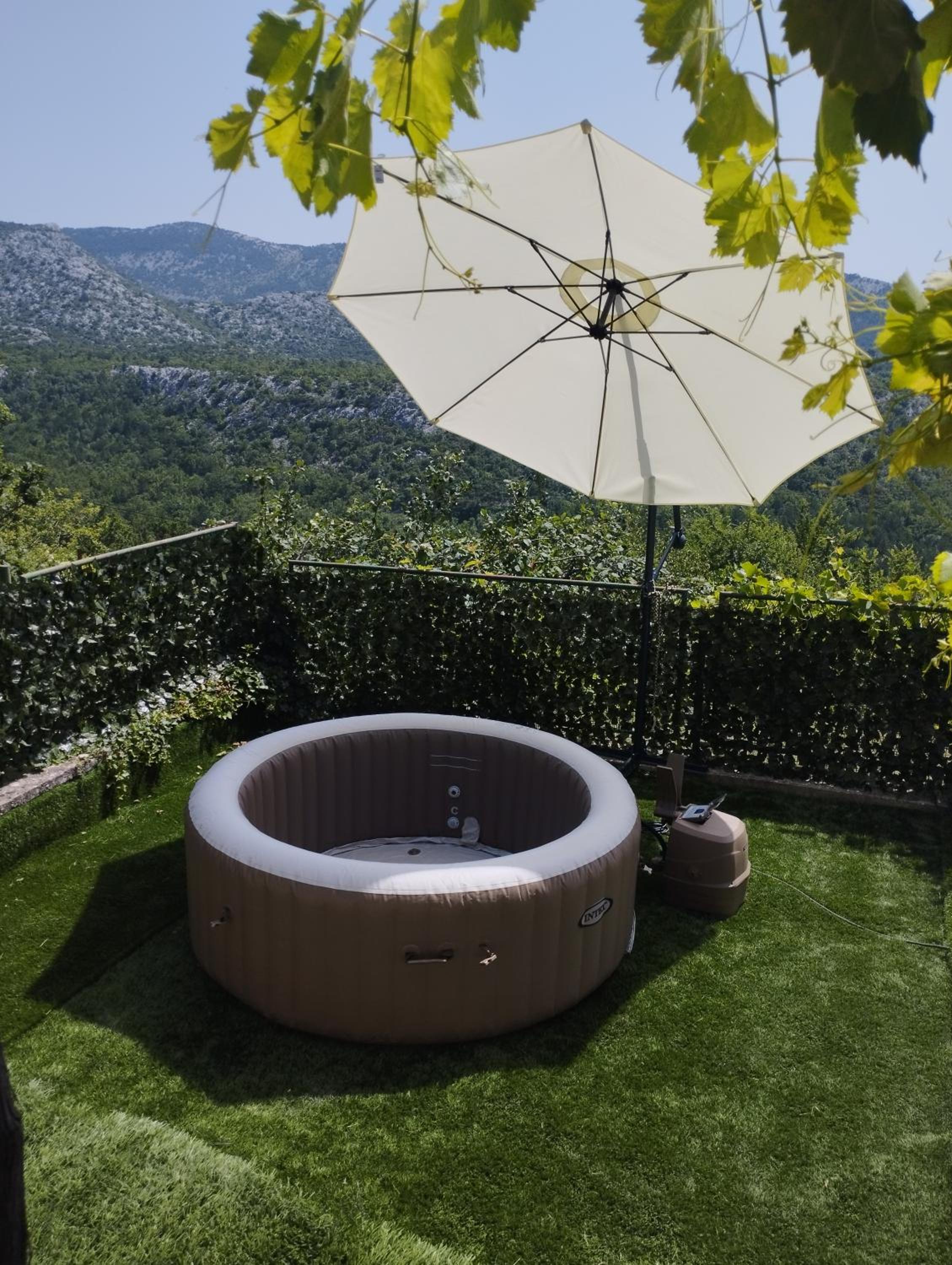 Holiday Home Carević jacuzzi