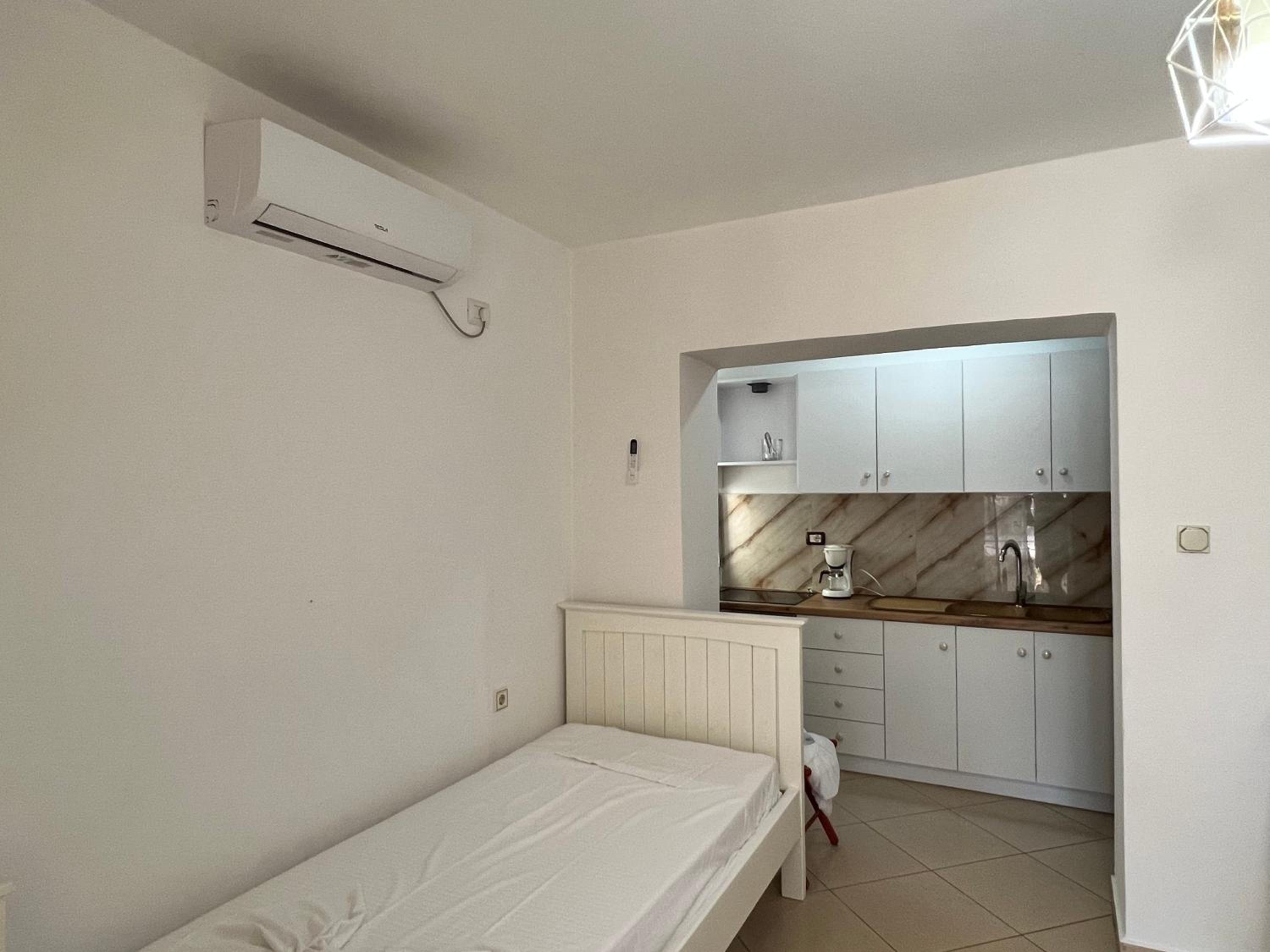 88 Apartment Himare