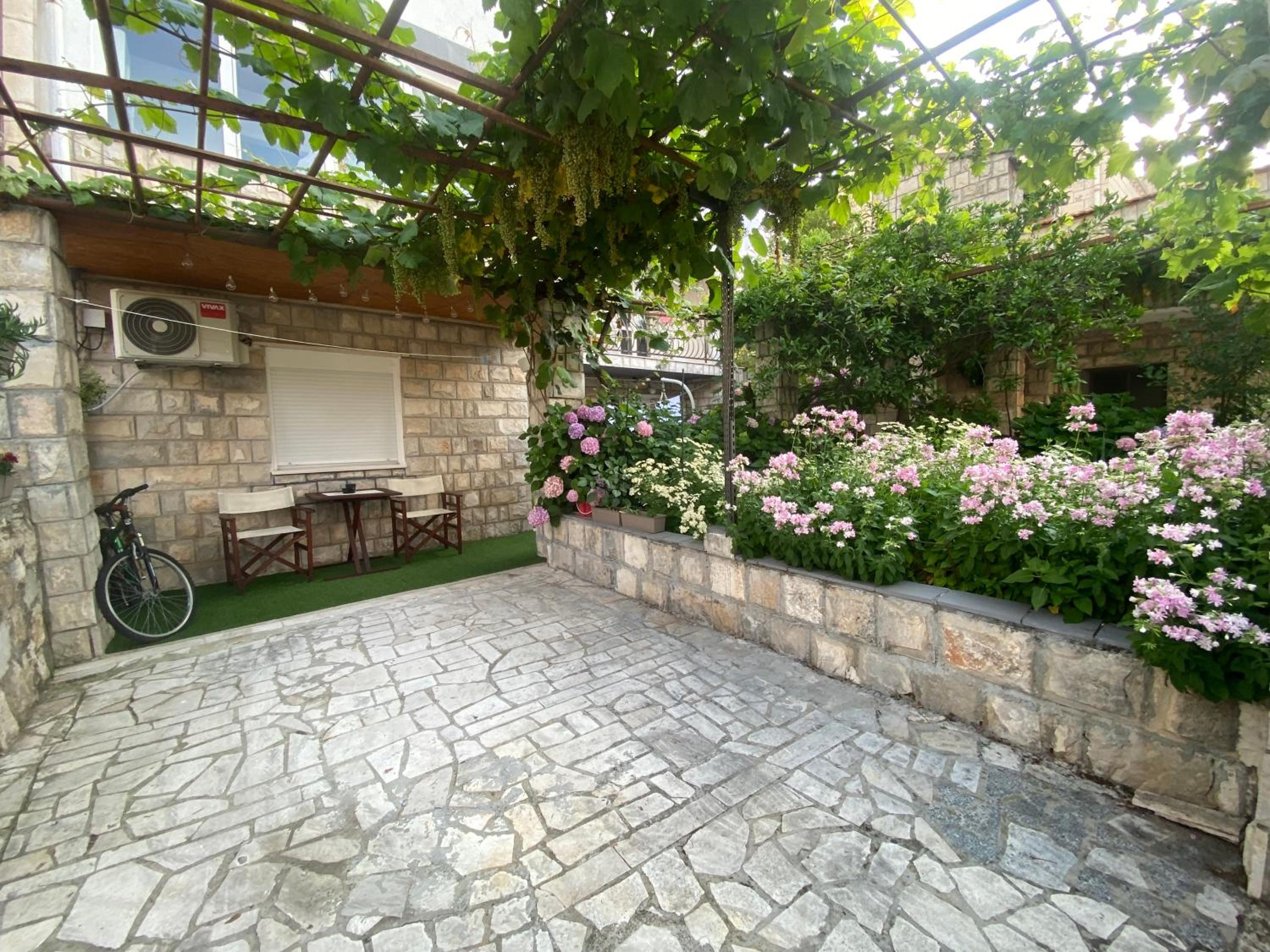 King's Landing Esma' house