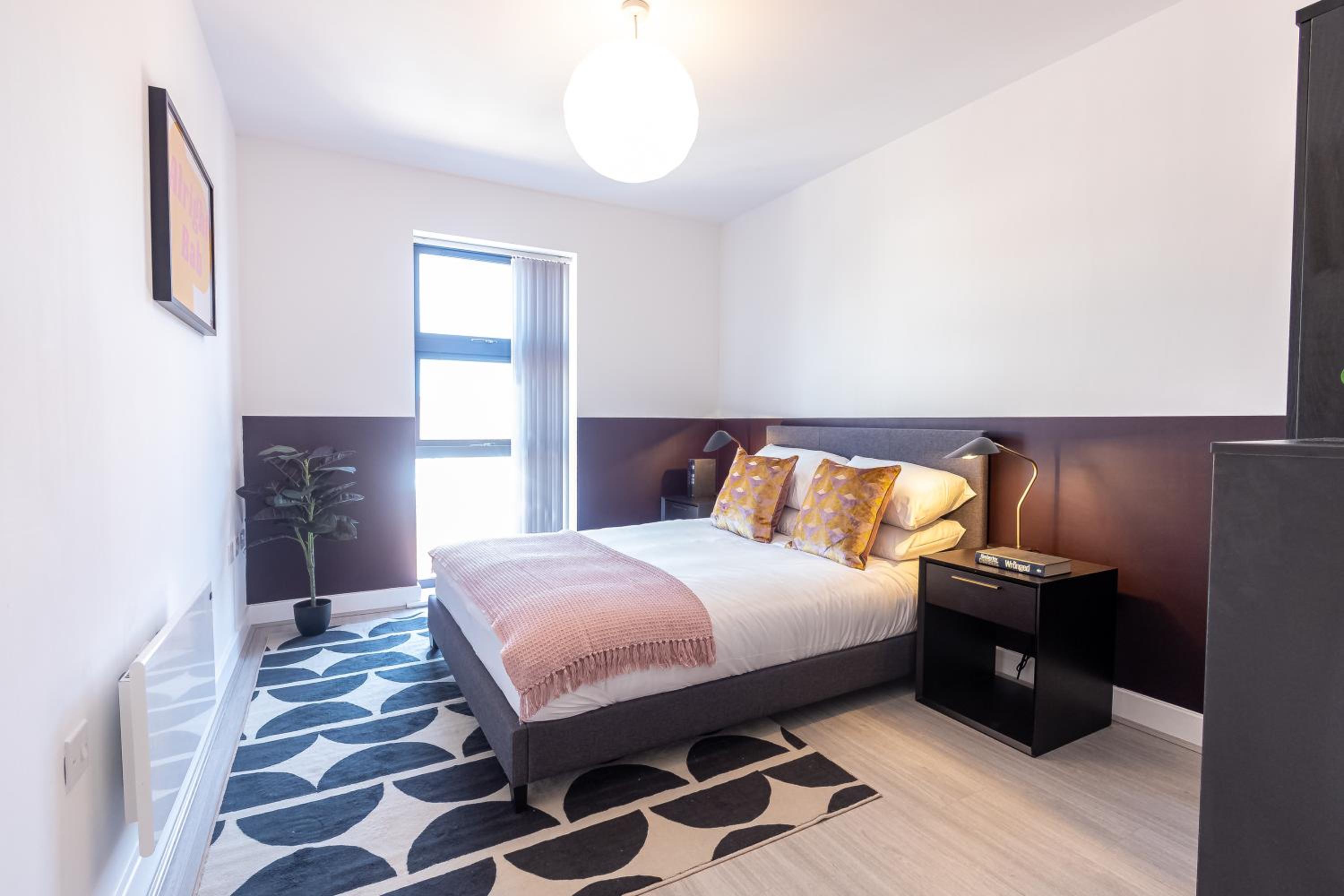 Pristine 1 and 2 bedroom apartments near business district, walking distance to city centre, free internet & complimentary parking by Sojo Stay