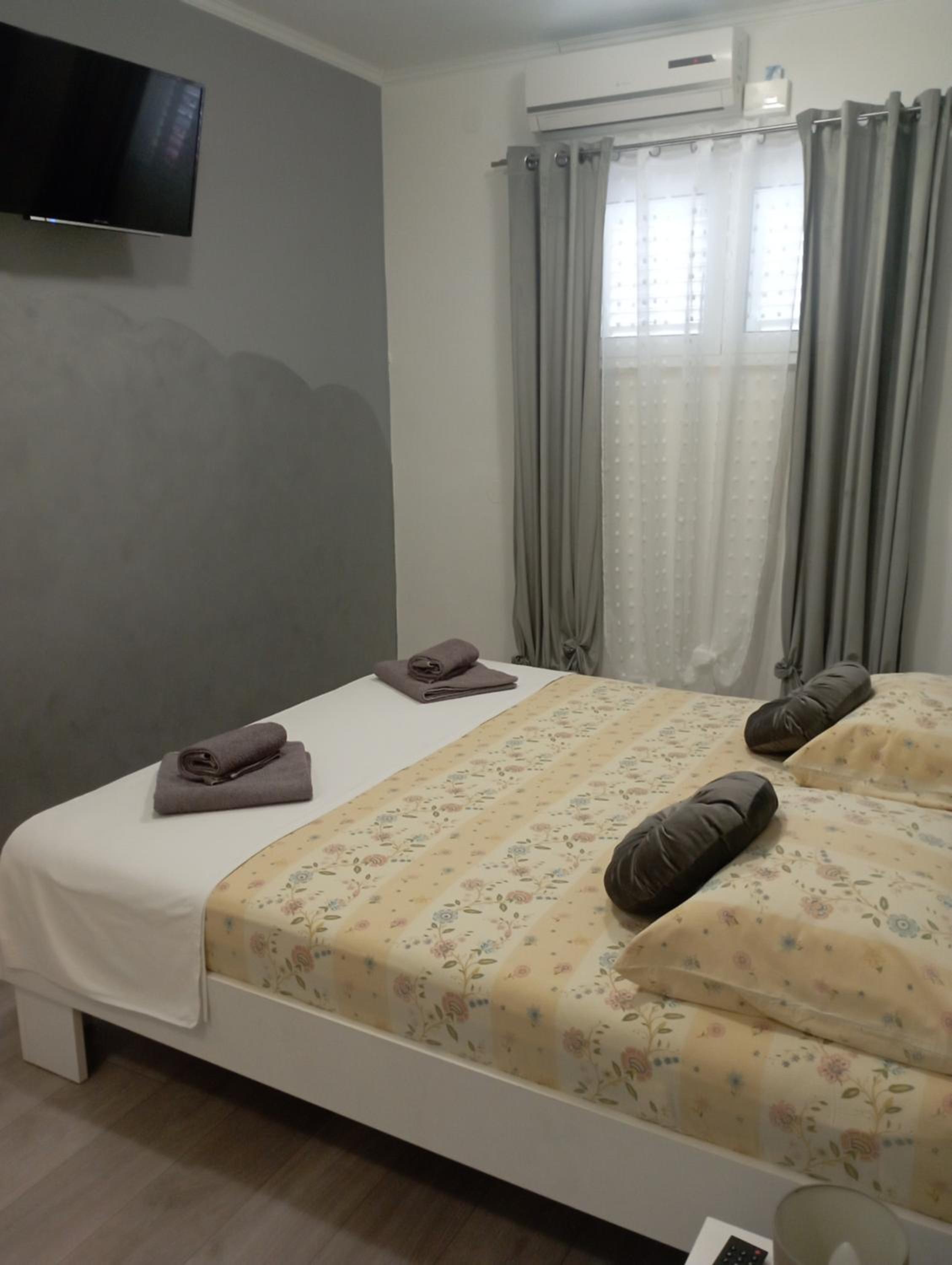 Pia Apartment