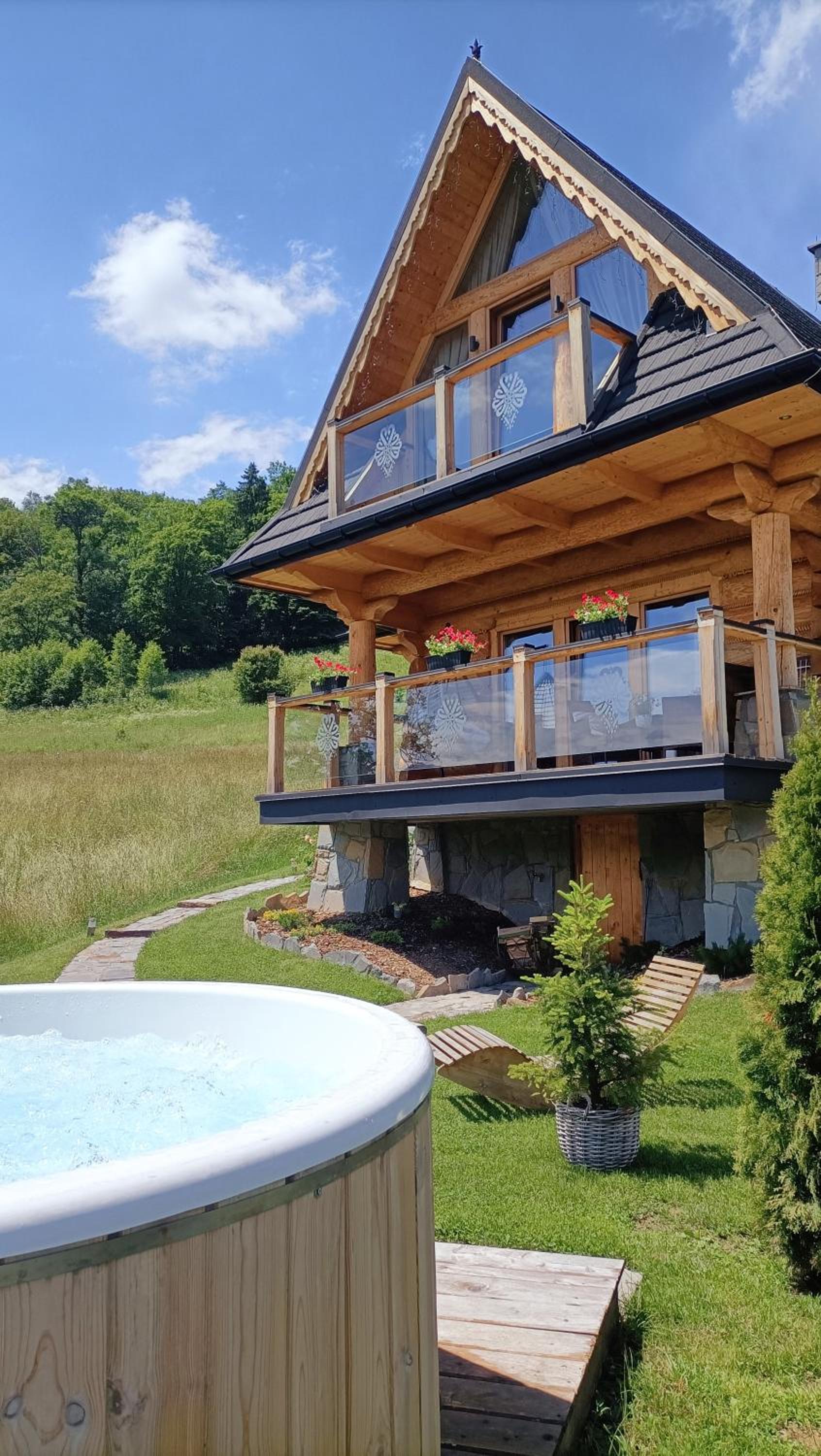 NA SKRAJU LASU domki z balią, jacuzzi