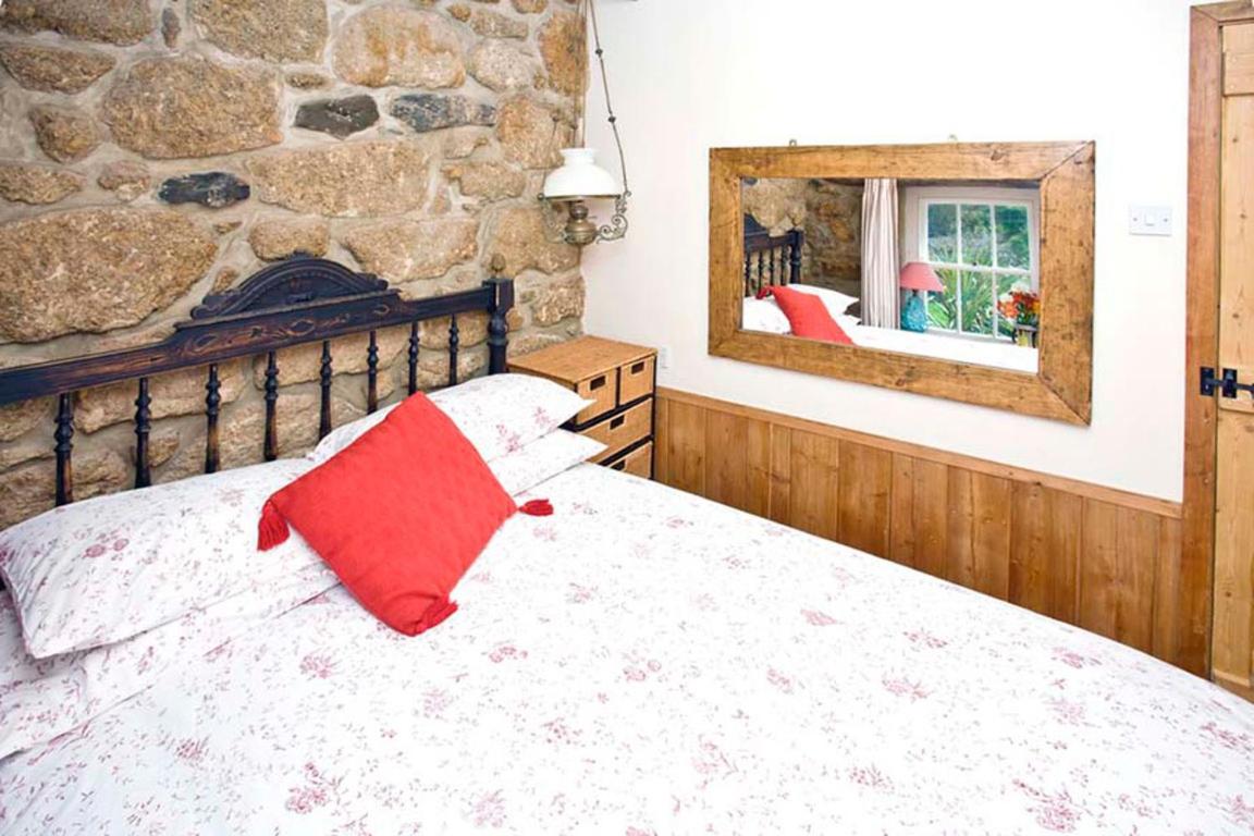 Penrose, Cornish Cottage With Sea Views, Garden & Patio By the Beach view 2