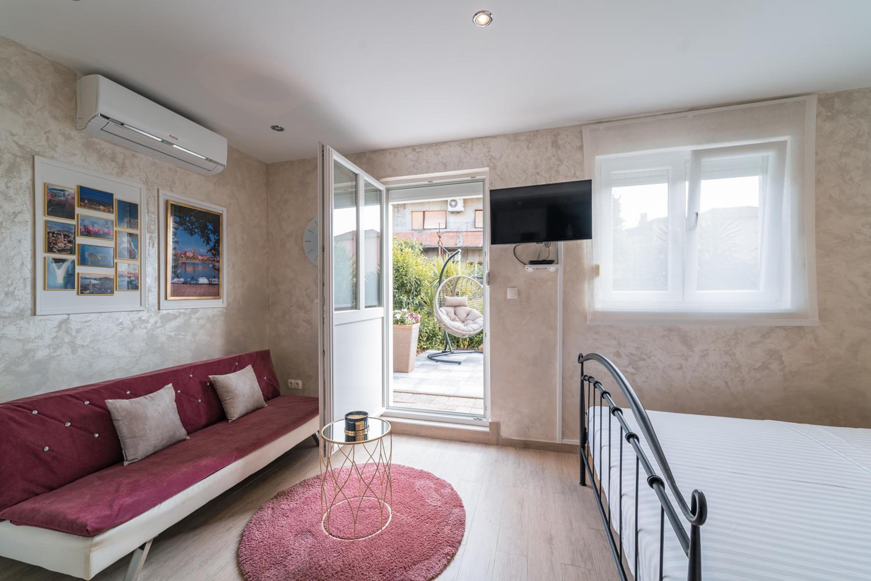 Studio apartment with garden at Split suburbs