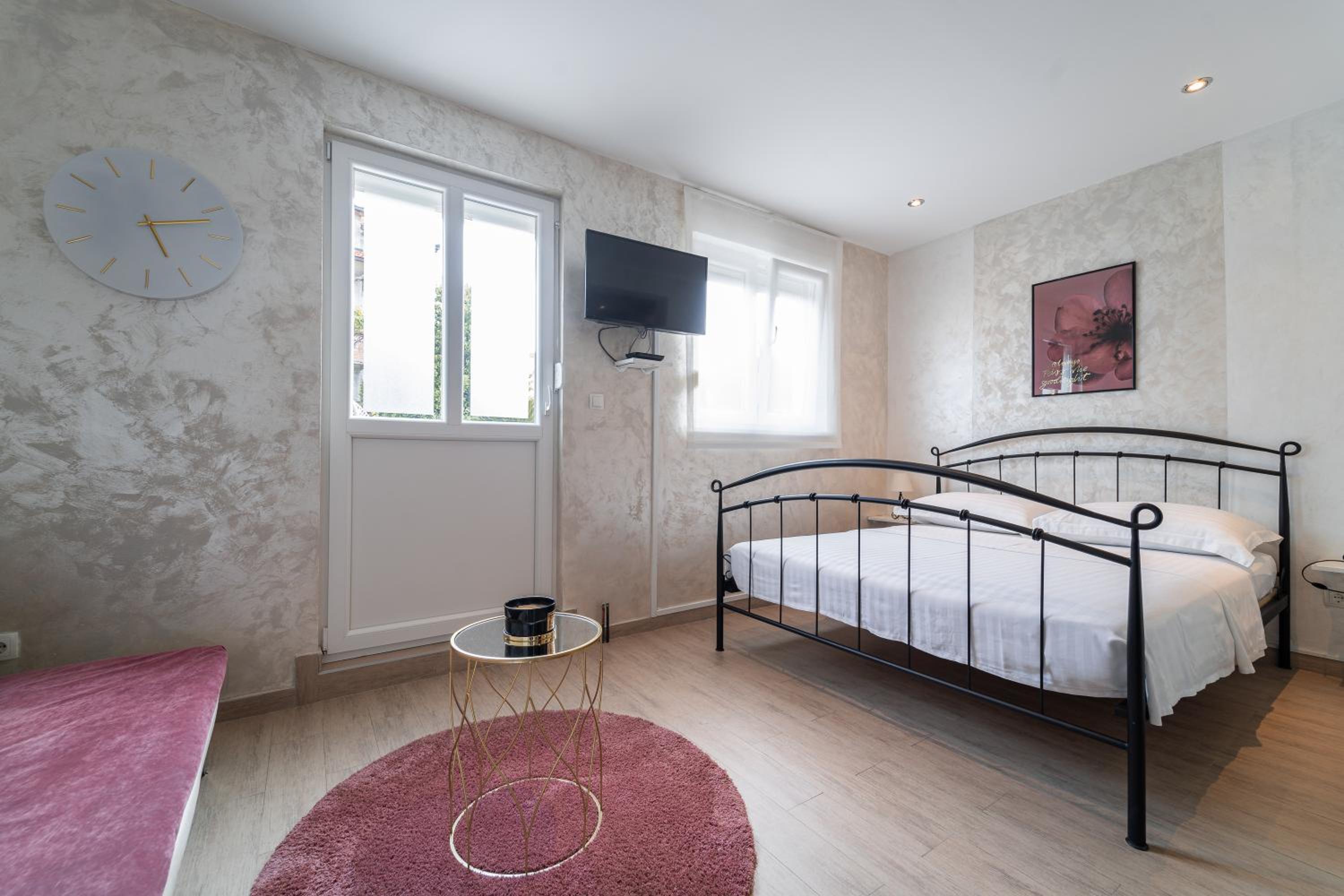 Studio apartment with garden at Split suburbs