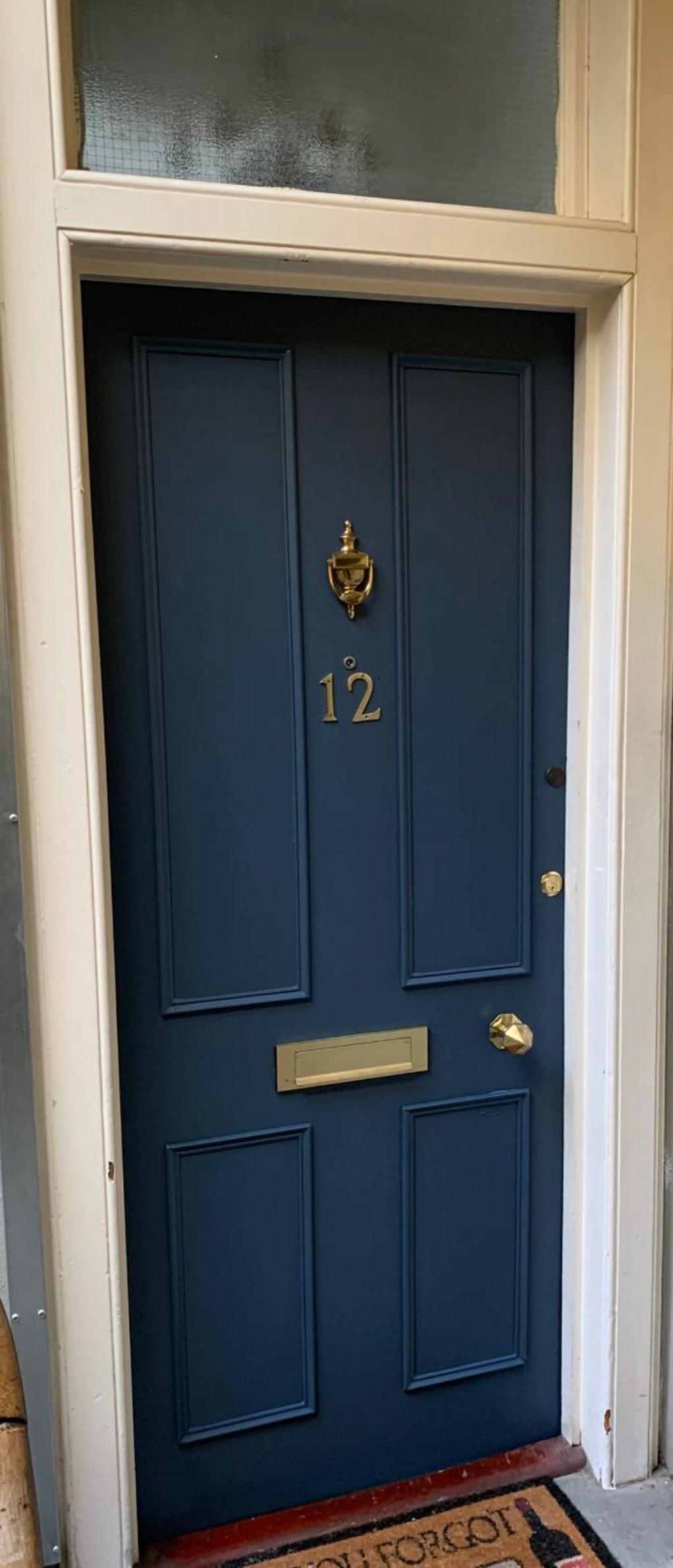 Glamours stylish Victorian apartment near city centre view 2