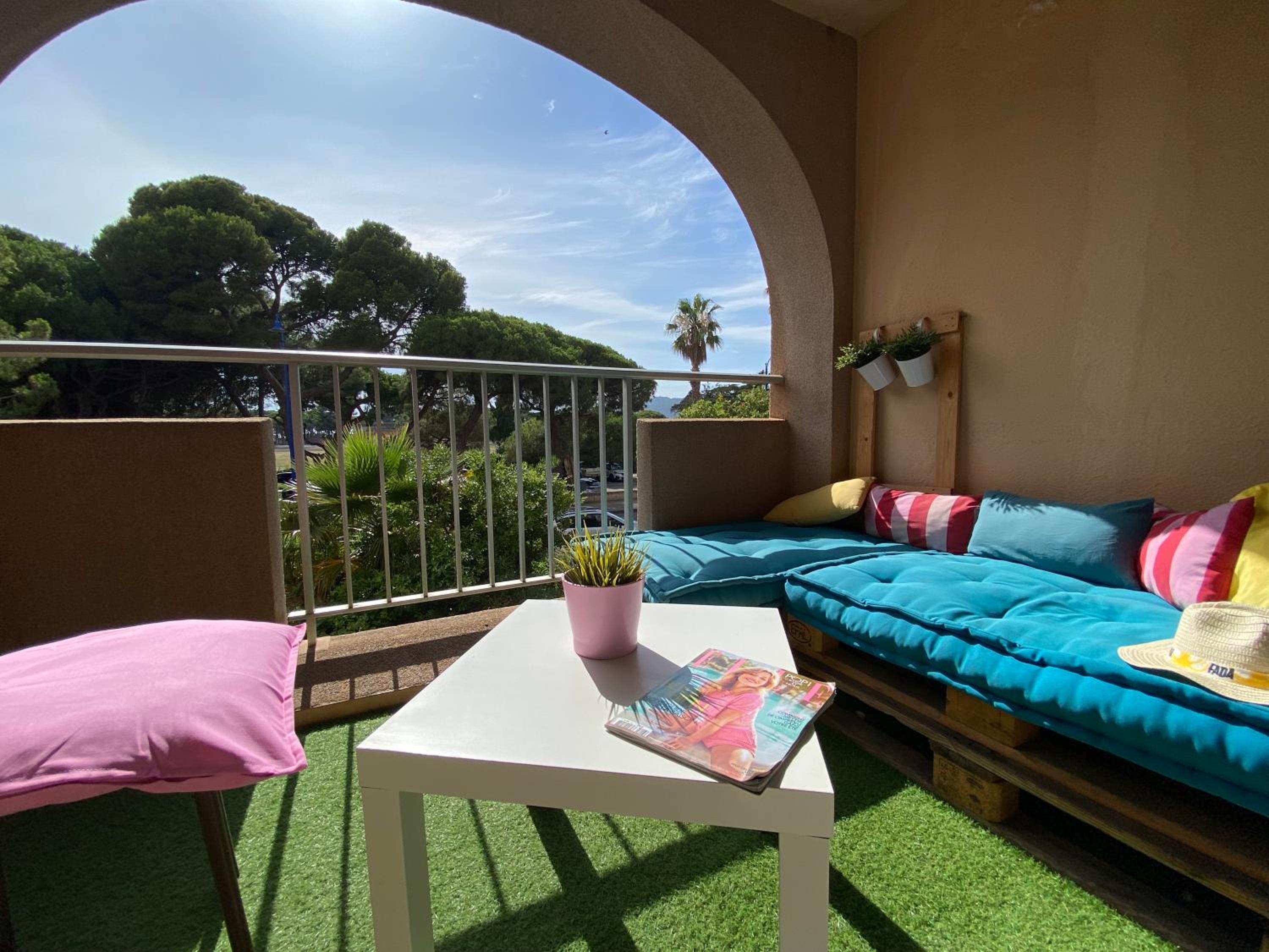 Hyeres Vacations - Studio climatise avec wifi au calme sur le port. - Property Image 22