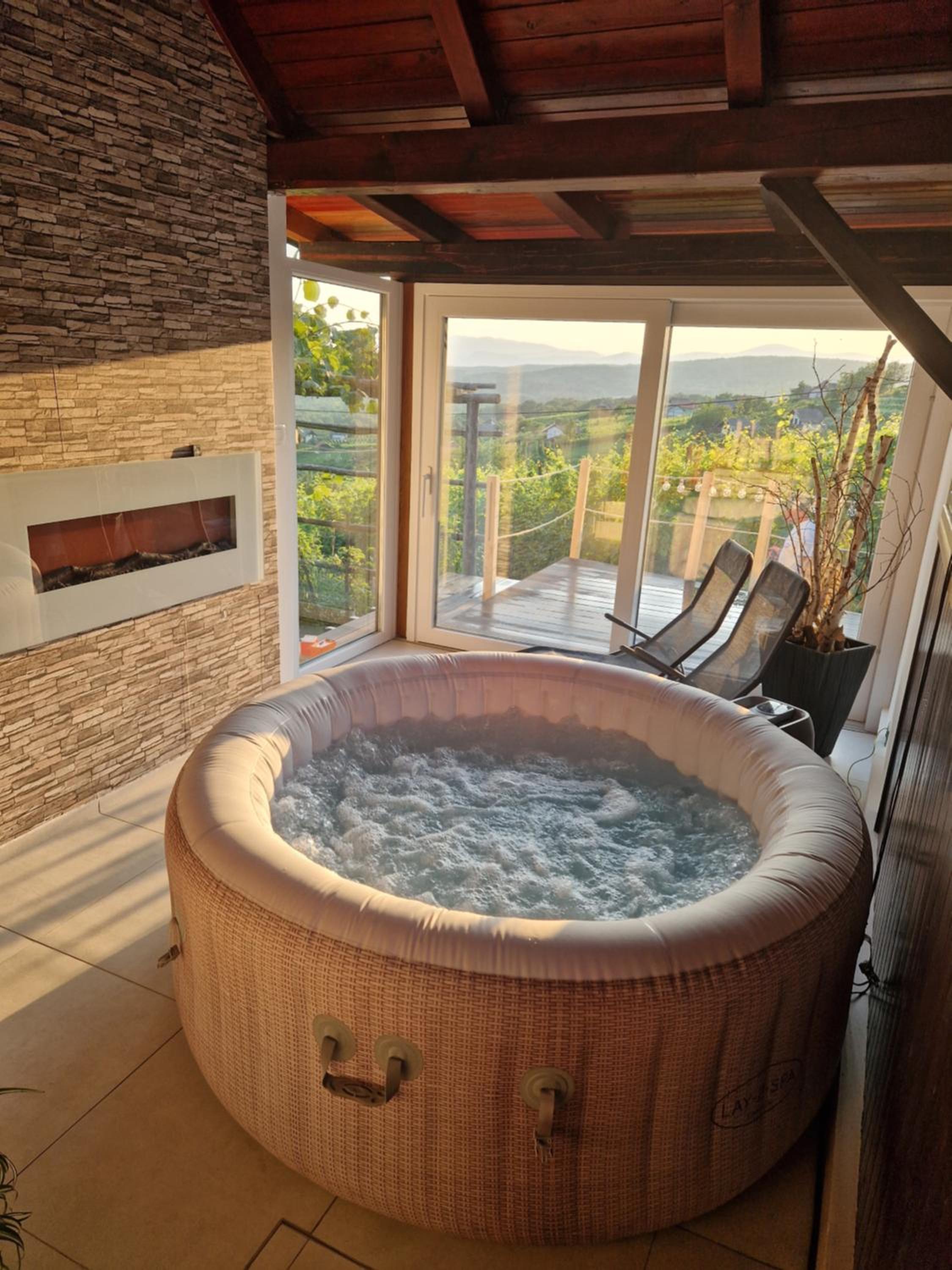 Vineyard Holidays Cottage with Jacuzzi view 4
