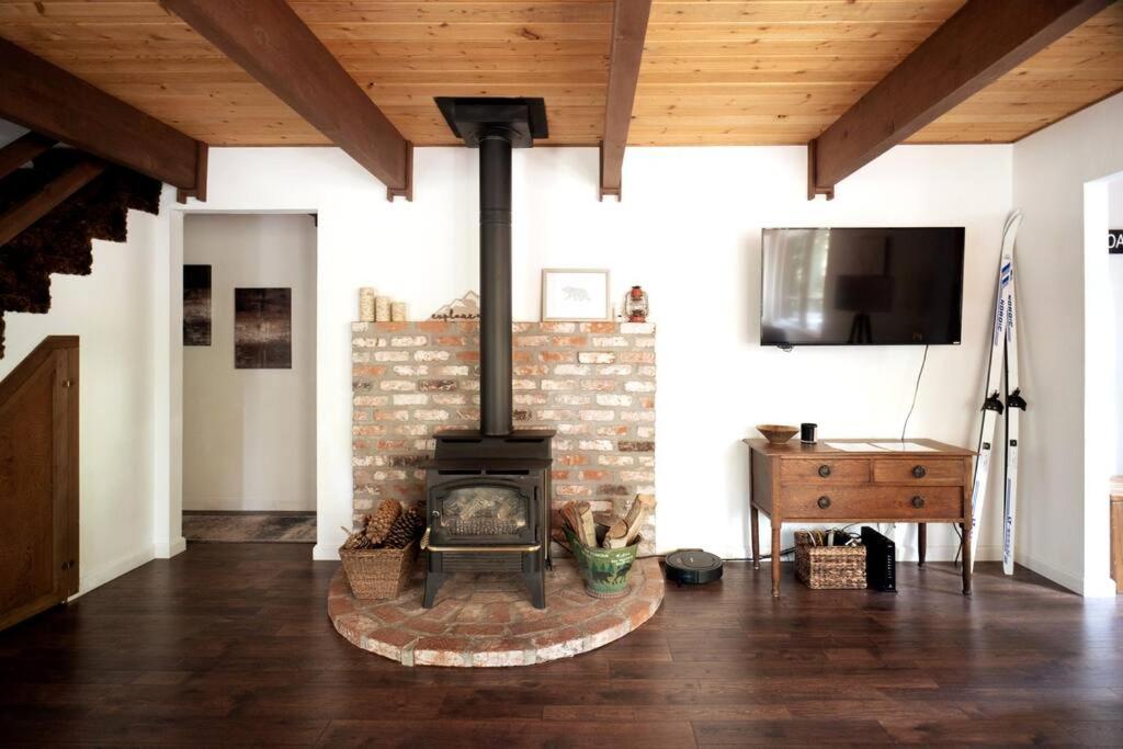 The Cedar Loft - Pet and Family Friendly - BBQ/Pool/Fire Pit view 2