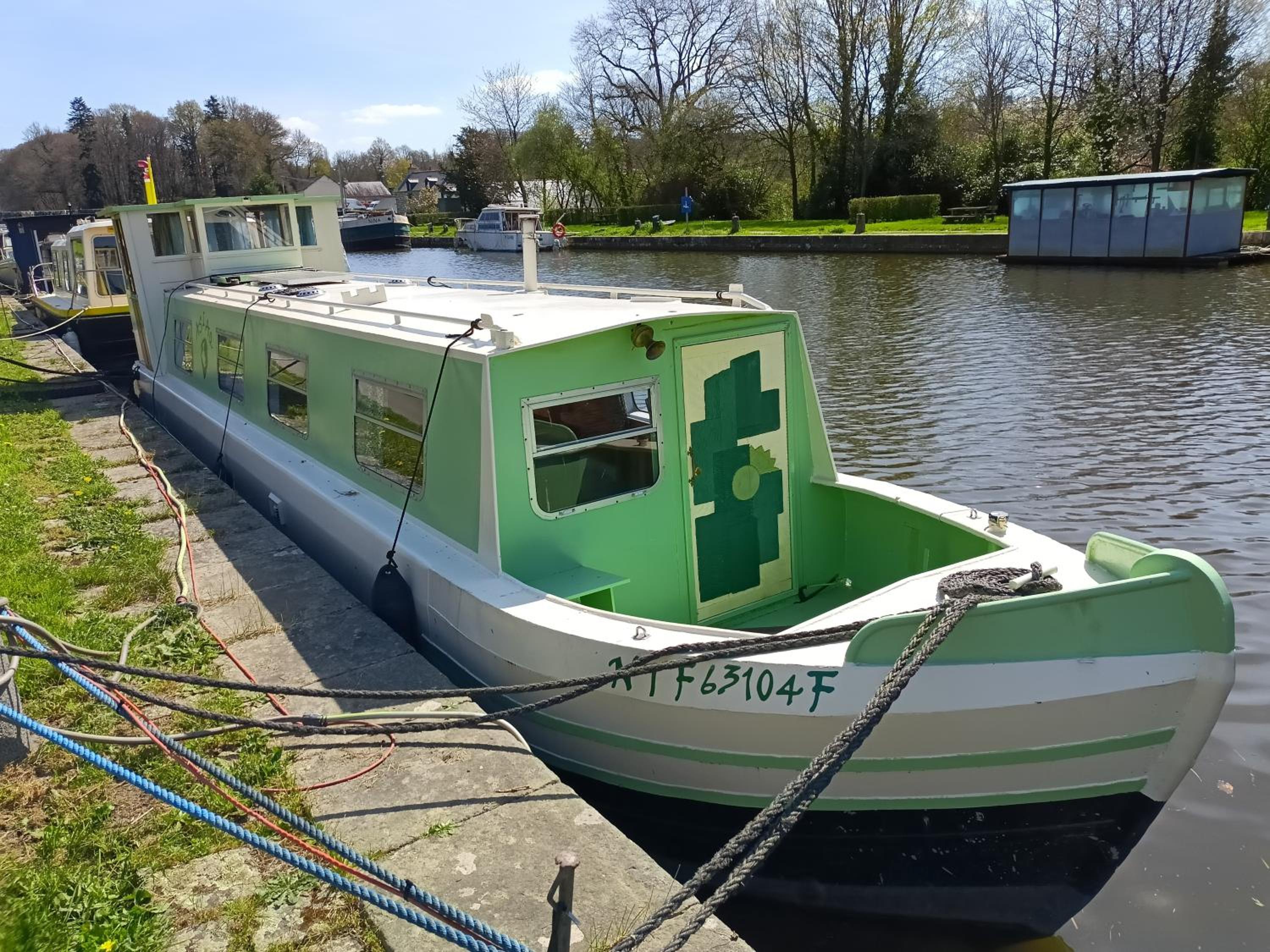 Ille Flottante, Maison éclusière et hébergements insolites sur le canal