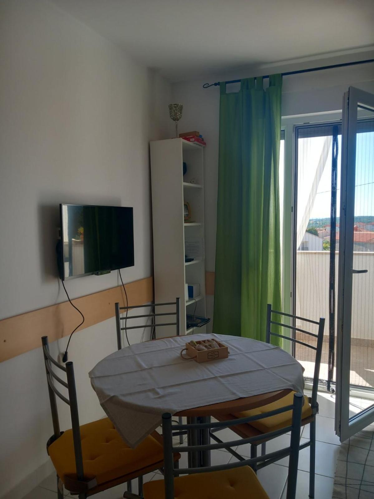 Apartment Red wine view 3