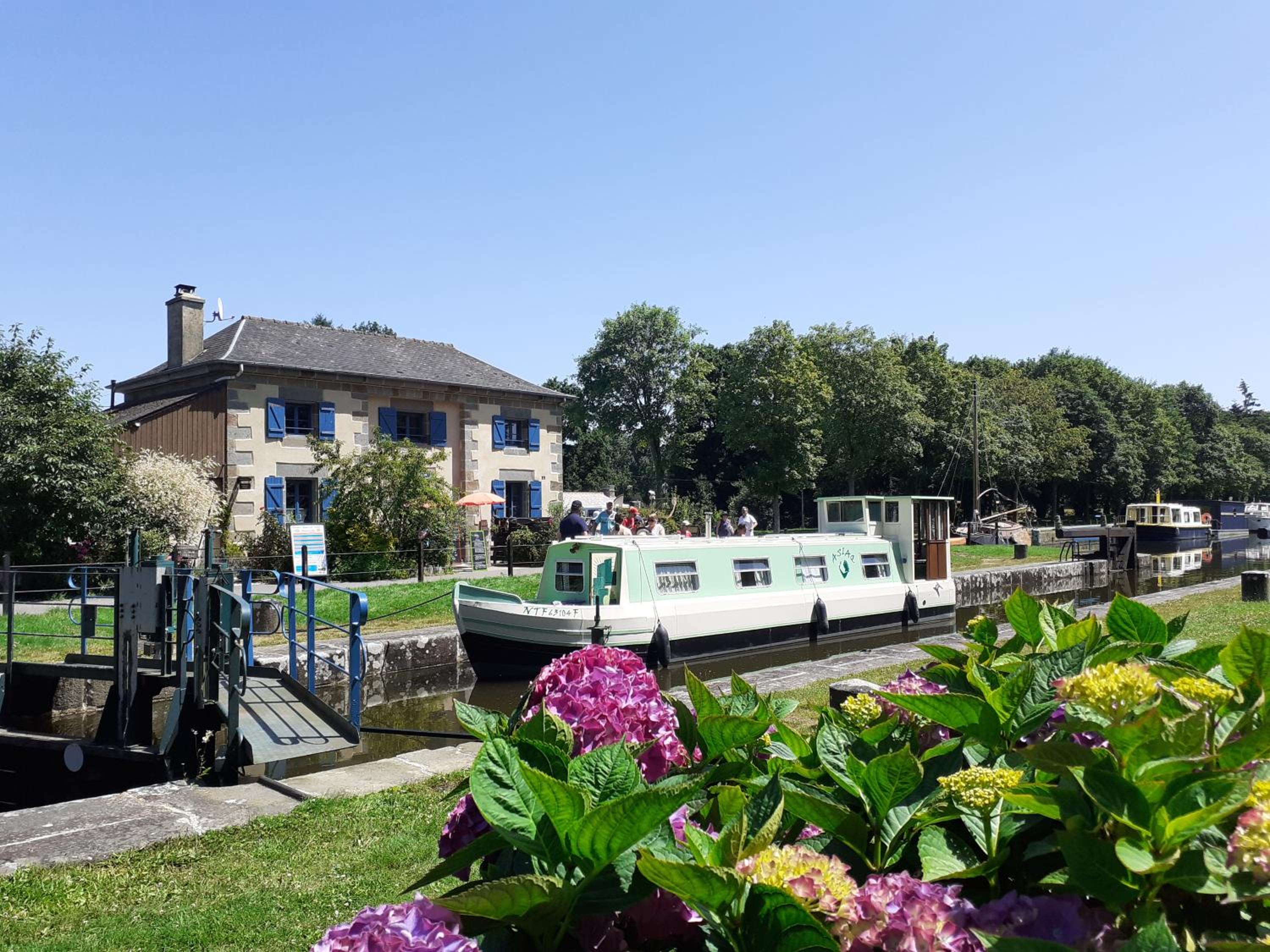 Ille Flottante, Maison éclusière et hébergements insolites sur le canal