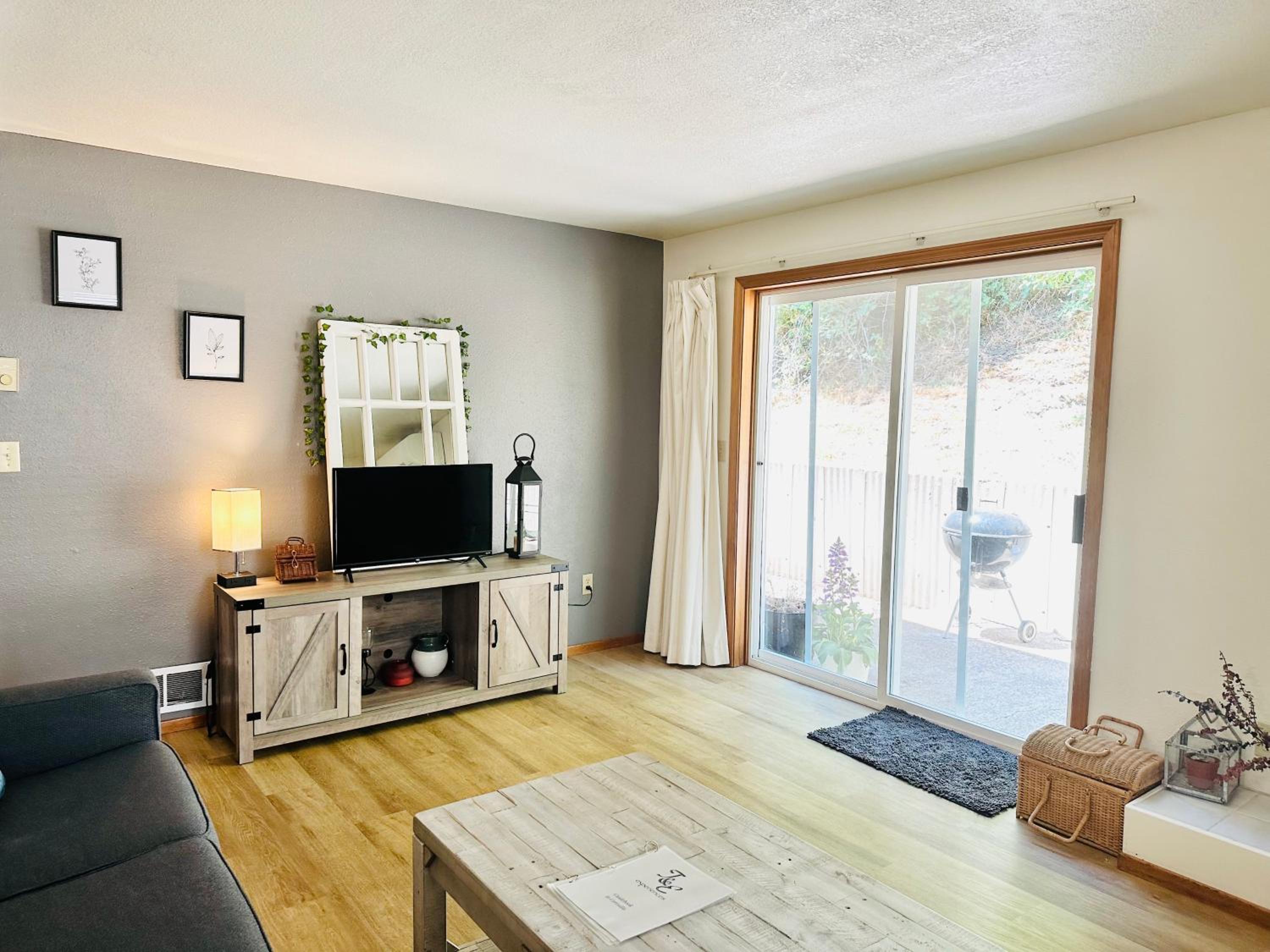 Urban Farmhouse- KING bed!