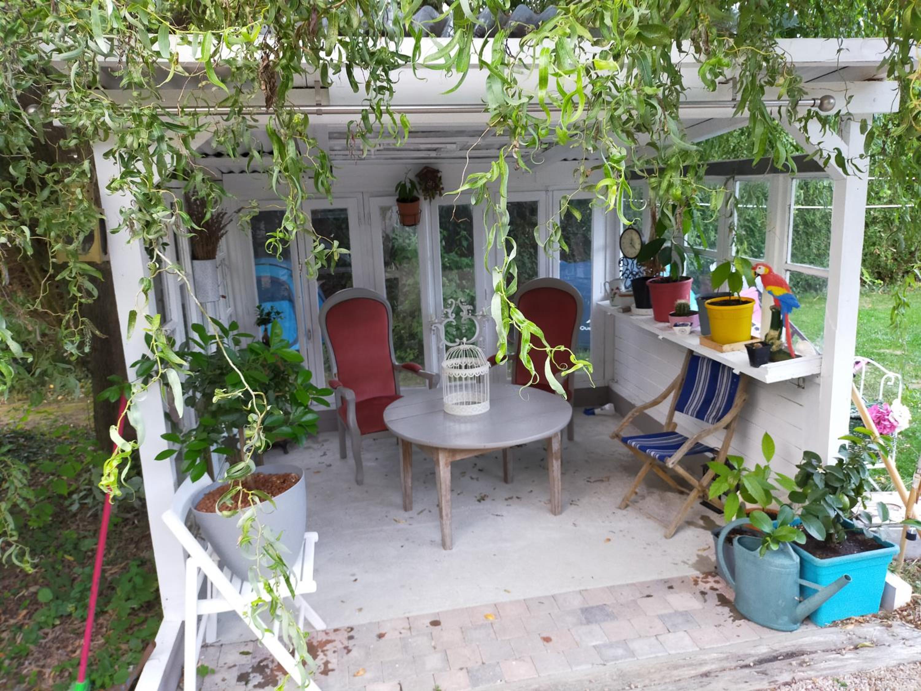 Ille Flottante, Maison éclusière et hébergements insolites sur le canal