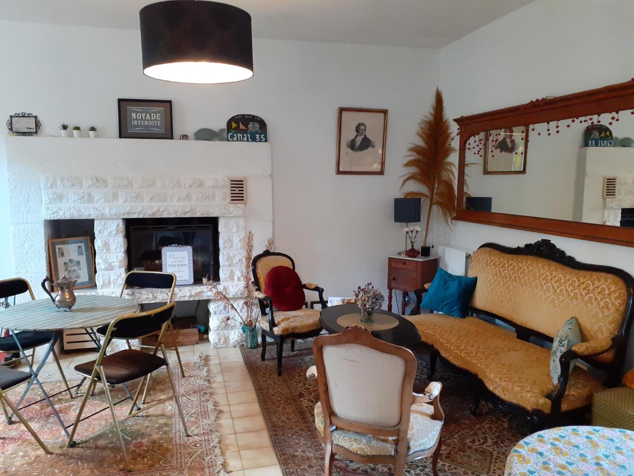Ille Flottante, Maison éclusière et hébergements insolites sur le canal
