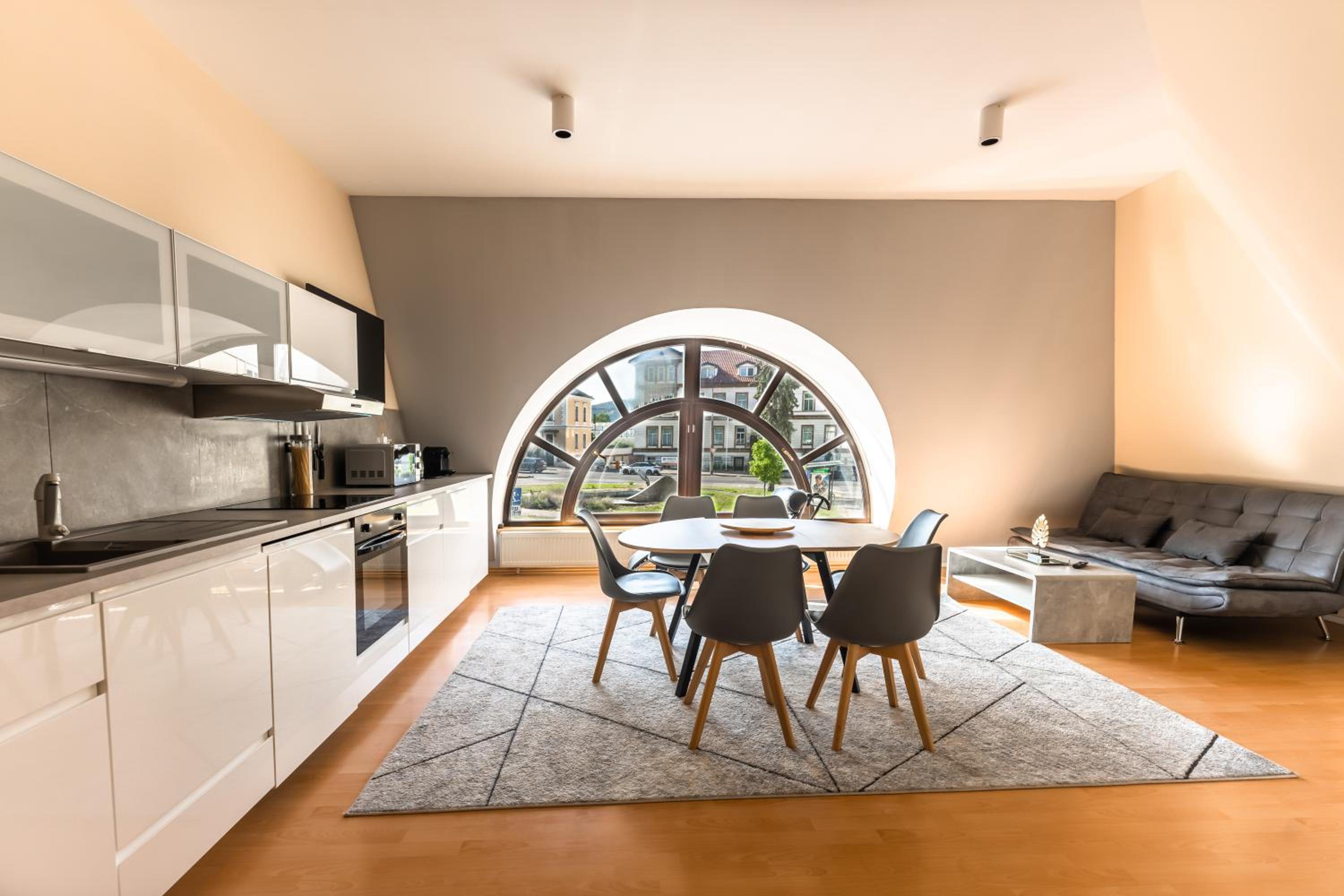 Lovely 4-bedroom flat in historical center with stunning view