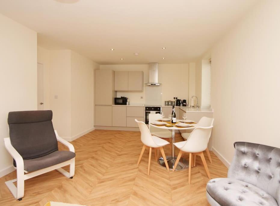 Modern&Spacious 2 Bedroom Apartment With Parking!