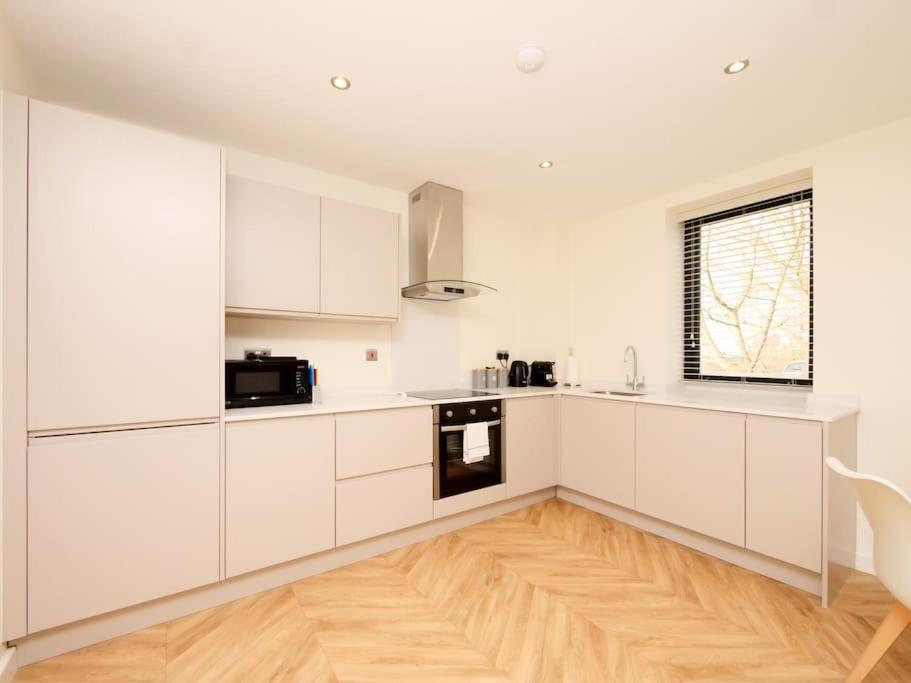 Modern&Spacious 2 Bedroom Apartment With Parking!