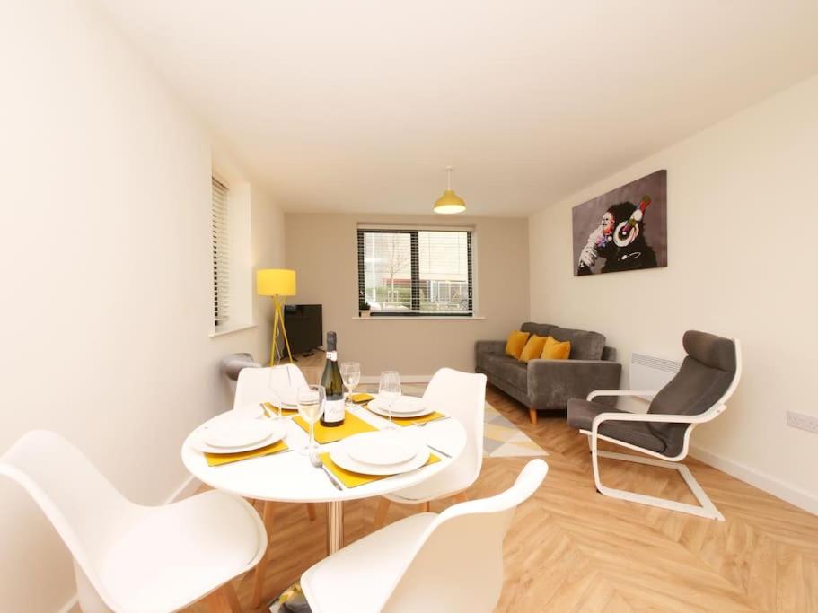 Modern&Spacious 2 Bedroom Apartment With Parking!
