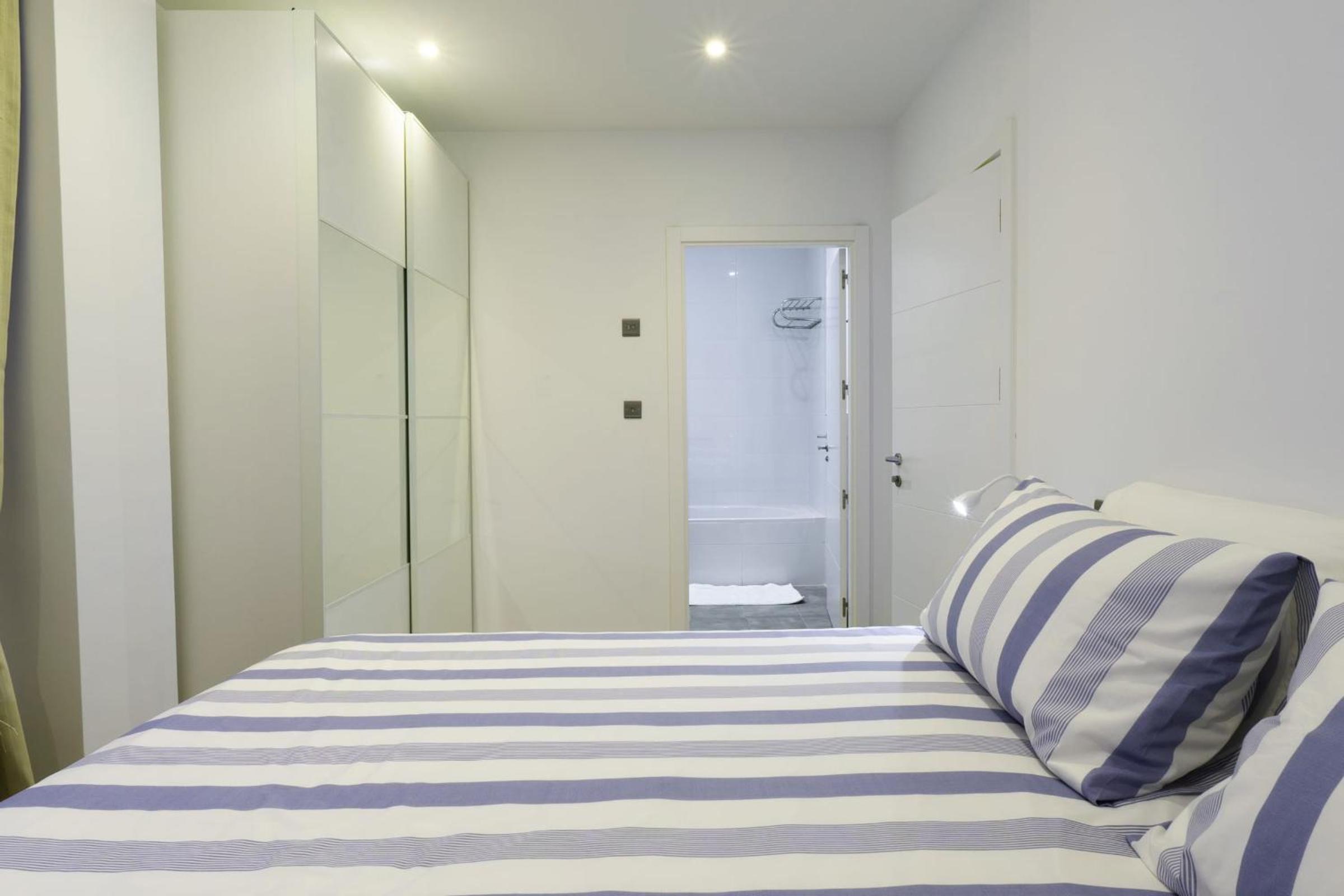 DOWNTOWN Suite-Hosted by Sweetstay view 3