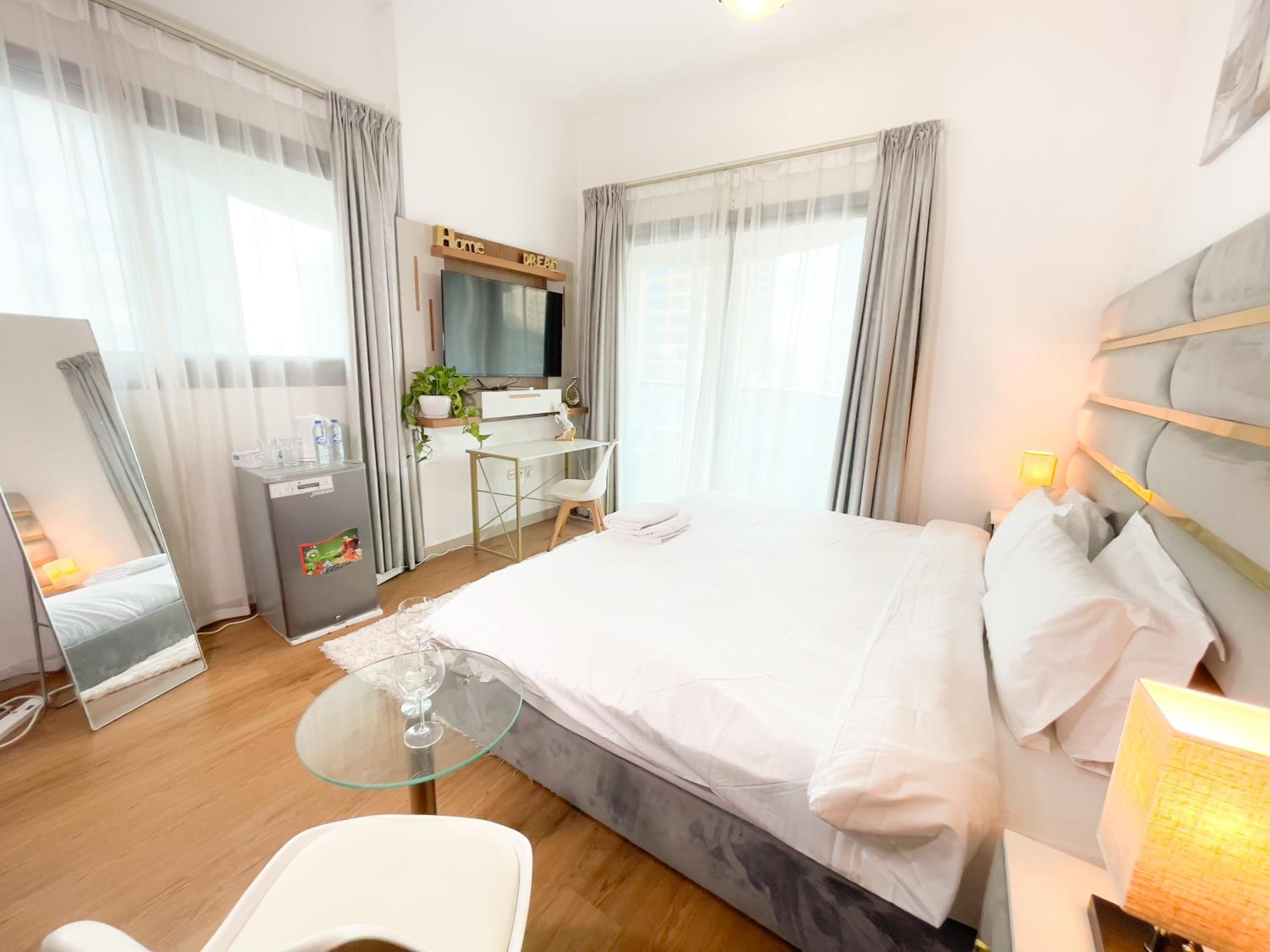 Luxury Room with Marina view close to JBR Beach and Metro with Shared Kitchen
