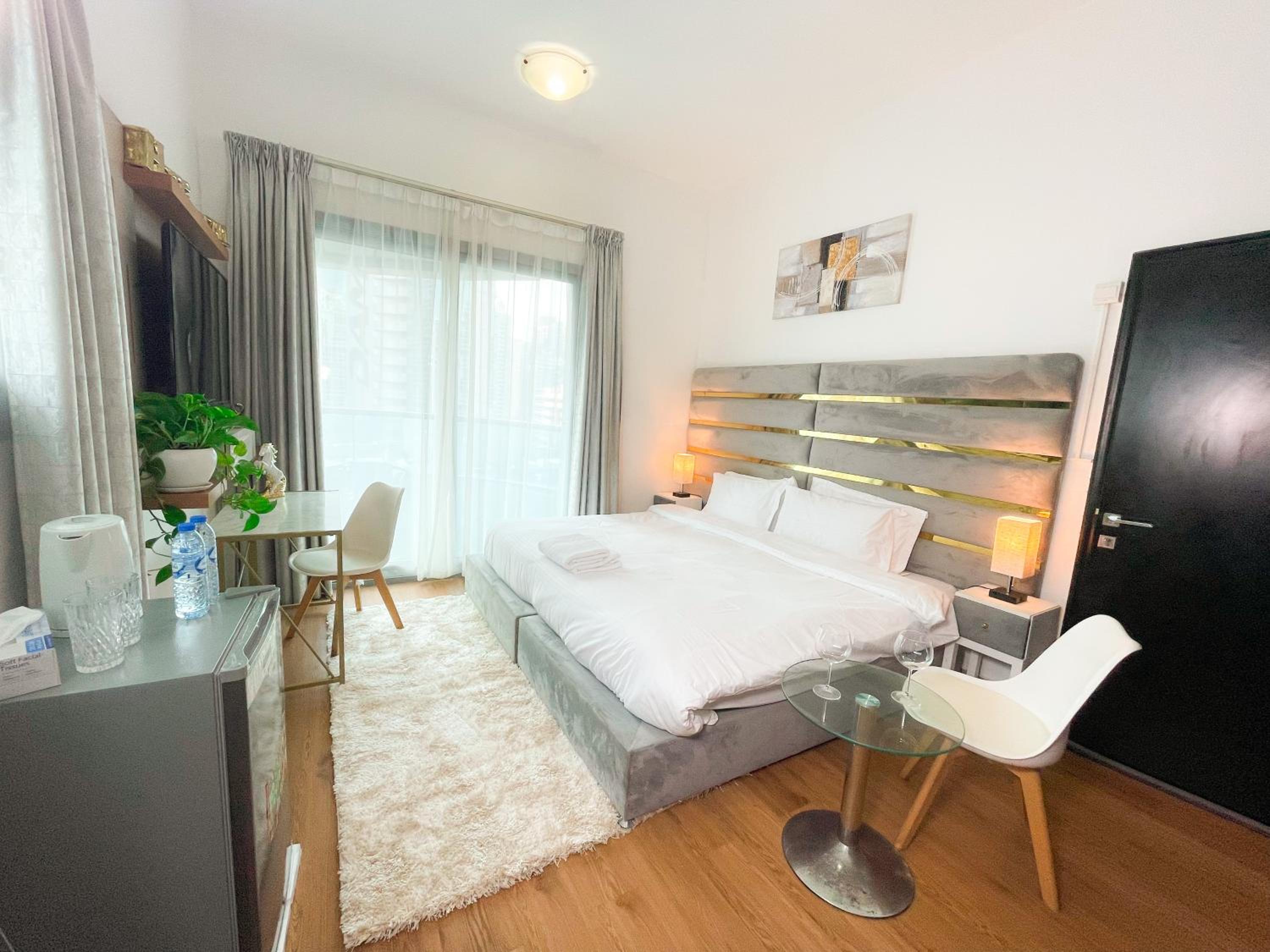 Luxury Room with Marina view close to JBR Beach and Metro with Shared Kitchen