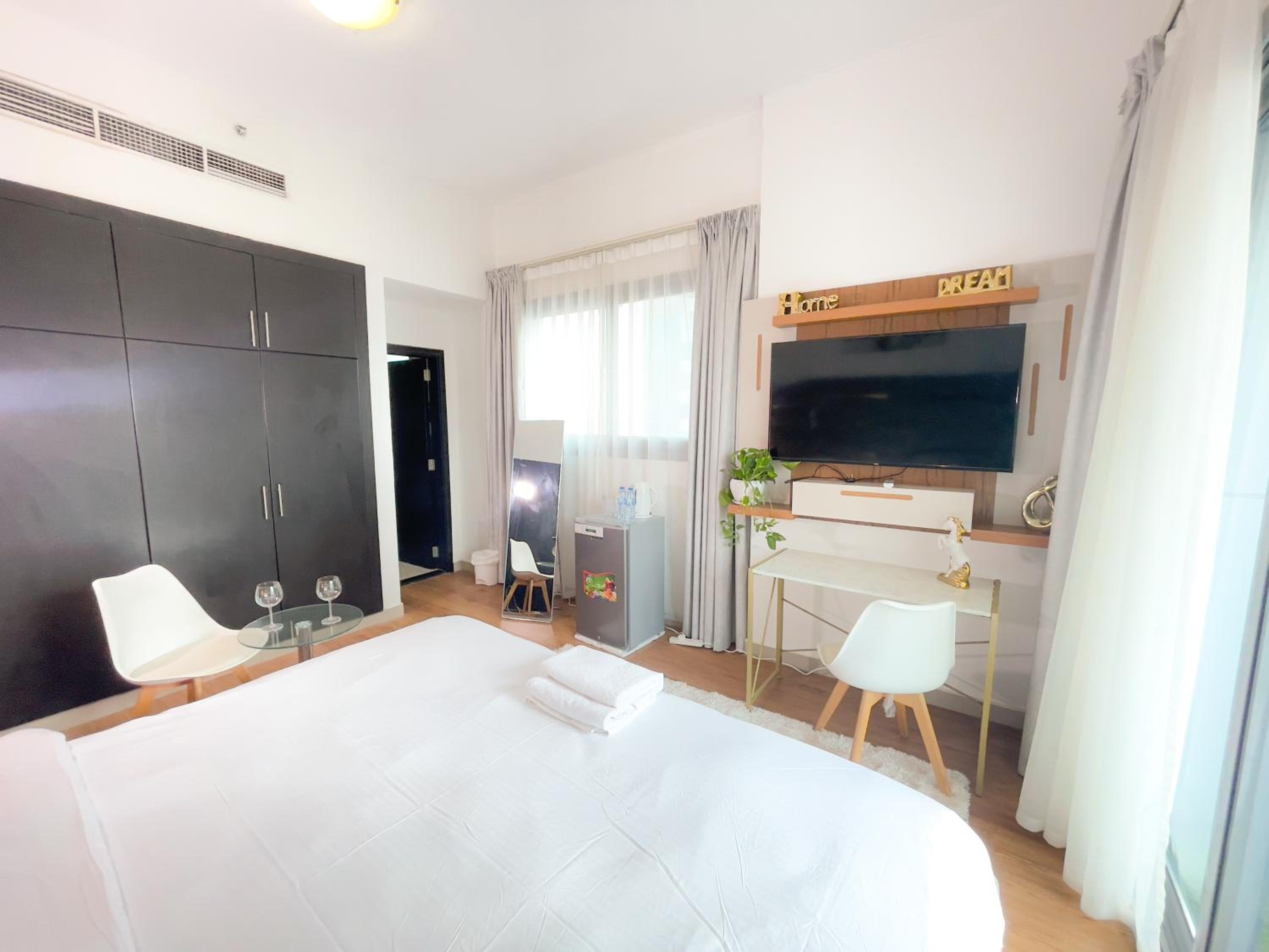 Luxury Room with Marina view close to JBR Beach and Metro with Shared Kitchen