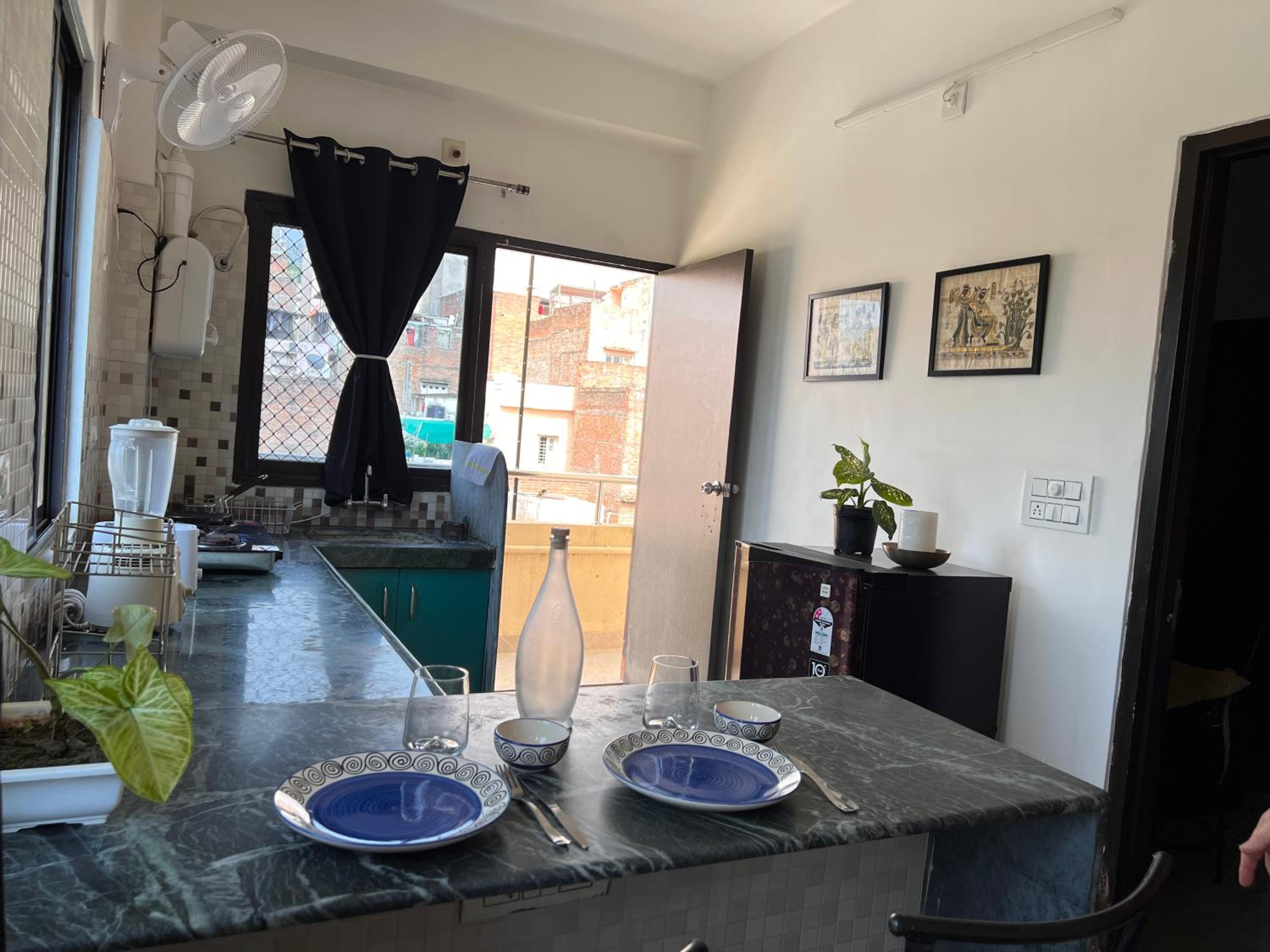 TicAna Studio with all amenities lake view & terrace garden Ac Kitchen wifi