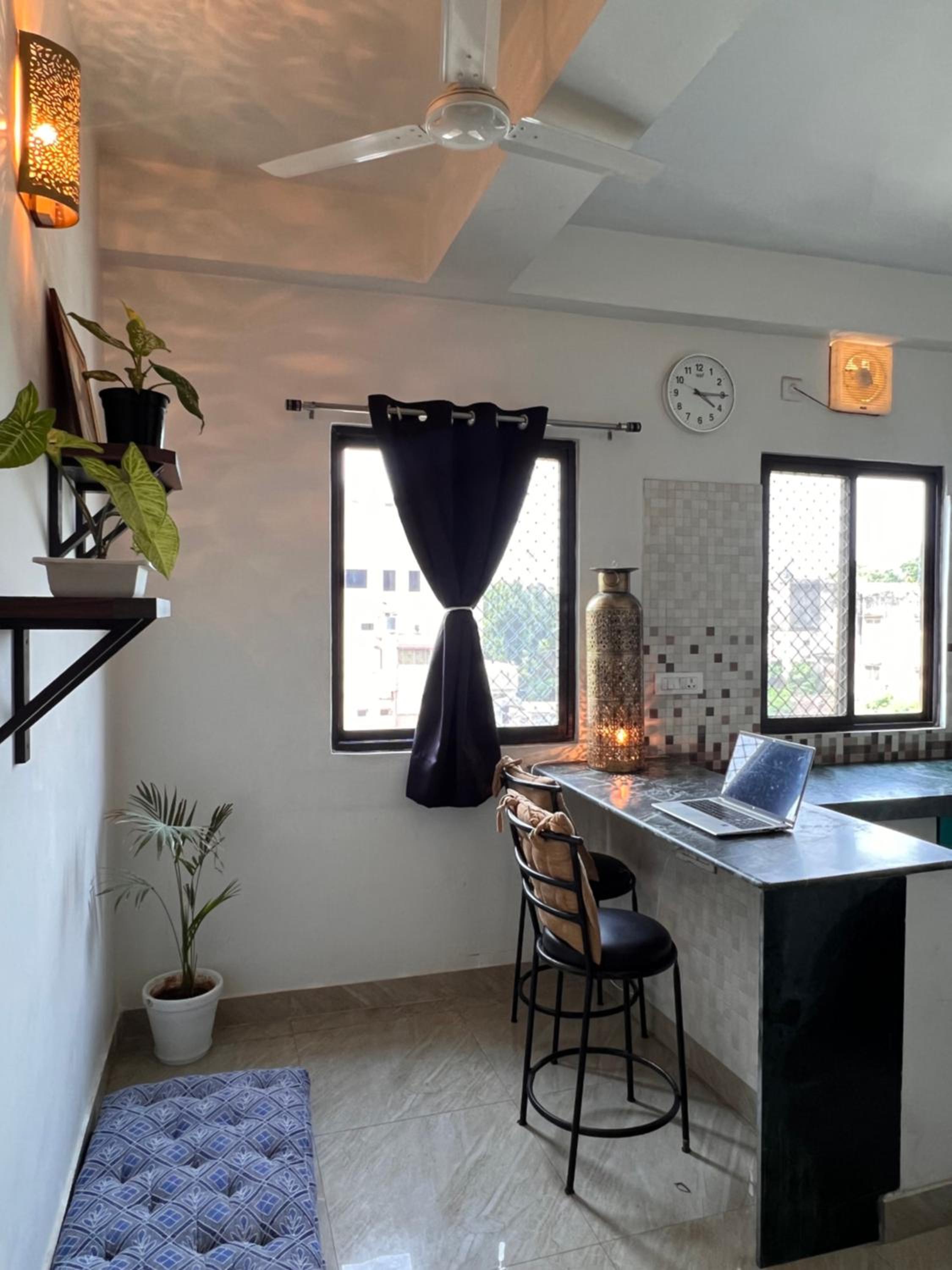 TicAna Studio with all amenities lake view & terrace garden Ac Kitchen wifi