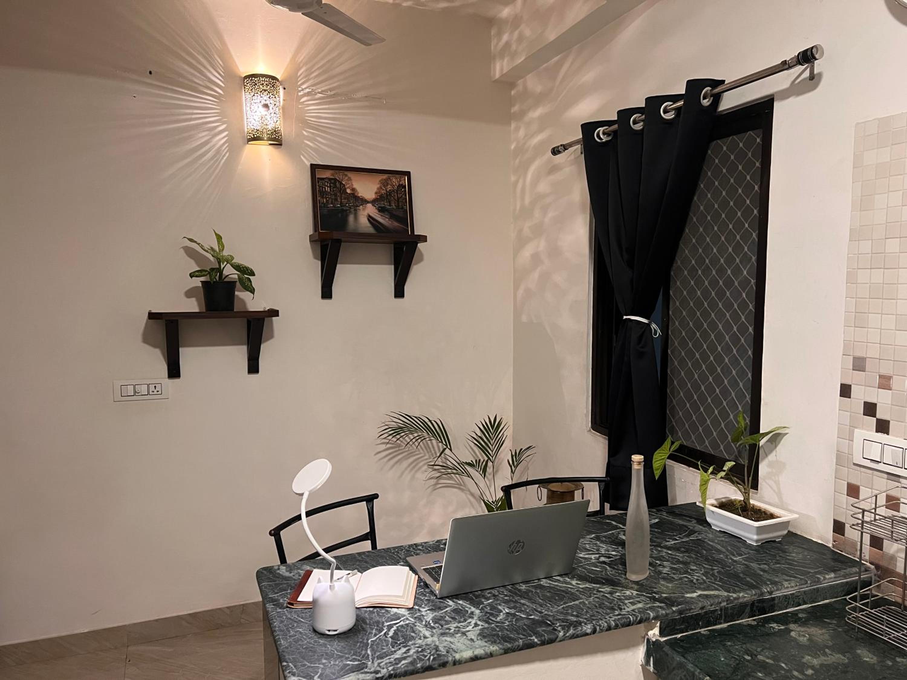 TicAna Studio with all amenities lake view & terrace garden Ac Kitchen wifi
